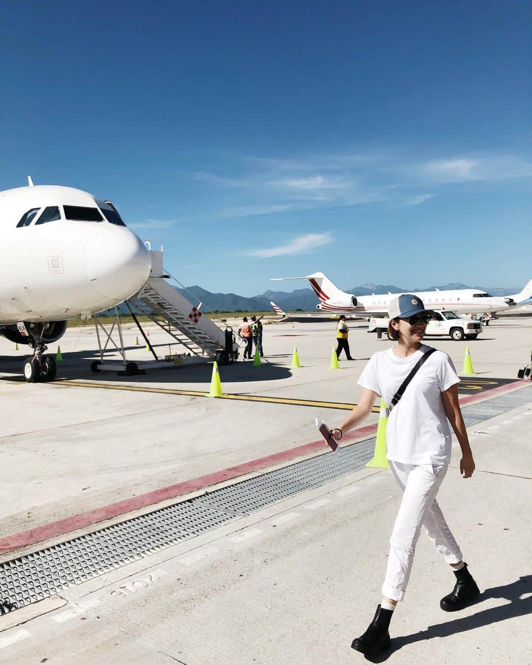 花井瑠美のインスタグラム：「今から大自然へパワーチャージ🏝 メキシコでギックリ腰になってから中々根強い、、🥺 東洋医学では気の流れを意識するけど、本当に理に適ってる。 今までヨーロッパばかりでハワイに行こう！とは中々ならなかったのに🤔  まさか10何年ぶりかな？ 呼ばれてるな🧐  #travel#tripgram #hawaii#energiecharge #naturalstyle#spiritual #2020年#1発目#ハワイ#一回行けばいいかな#また行きたい#日がきた#10年前とはきっと感覚変わってるはず」