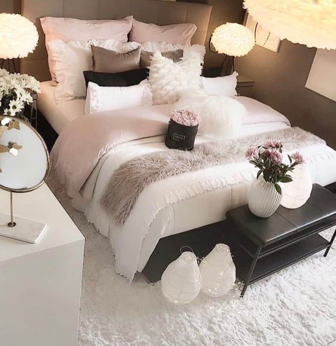 マイケル富岡のインスタグラム：「あり？枕 クッション…多過ぎるぐらいがちょうどいい 笑 #white #love #lovely #interior #bedroom #bed #home #ふわふわ #ベッドルーム #白 #actor #actorslife #shooting #インテリア #インテリア好き #マイケル富岡 #俳優 #タレント #撮影」