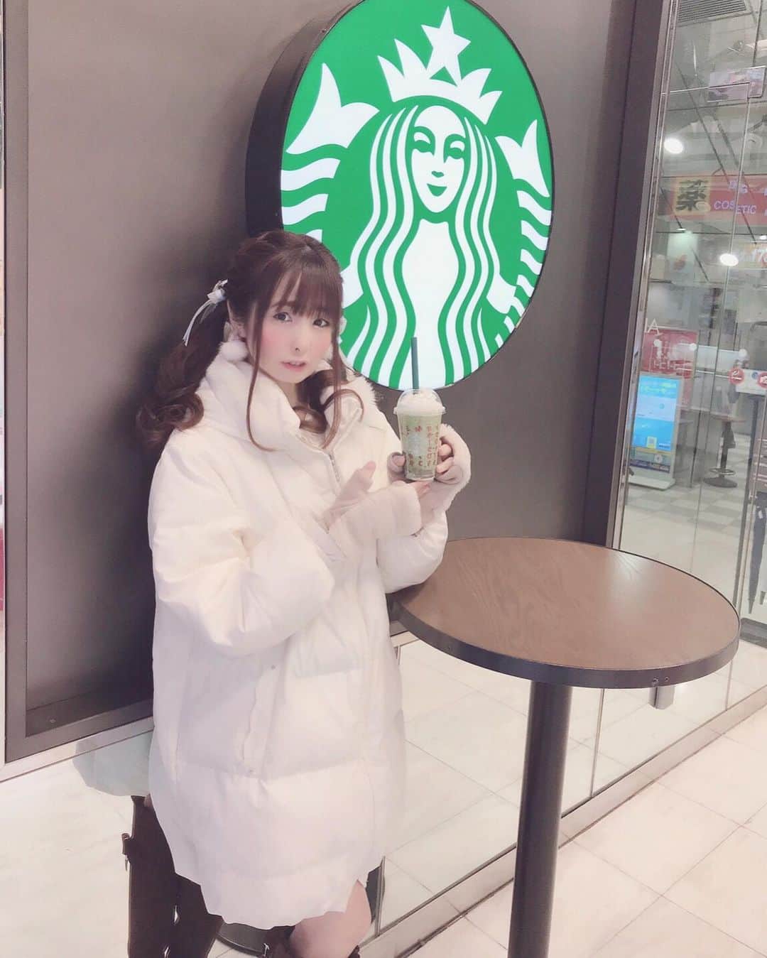 伊藤芽衣さんのインスタグラム写真 - (伊藤芽衣Instagram)「#新宿アルタ さま﻿ スタバ側入り口にて﻿ Kawaii☆Stars  Shop 開催中！﻿ ﻿ せっかくなので﻿ スタバ休憩しました♡﻿ ﻿ 大好きな﻿ 抹茶フラペチーノに﻿ ぷるぷるのわらびもちを﻿ 追加トッピング♡﻿ ﻿ 冷えすぎないようにSサイズにしました！﻿ おいしかった♡♡♡﻿ ﻿ そして﻿ ほんとにまいにち﻿ ご質問いただくこのダウンコートは﻿ LODISPOTTOさん （@lodispotto_official ）です！﻿ ﻿ めいもお気に入りすぎて﻿ きのう色ちがいのぴんくも﻿ 買っちゃいました←﻿ ﻿ ﻿ #スターバックス #スタバ #スタバ大好き﻿ #福カスタマイズ  #スタバラ部﻿ #わらびもちカスタマイズ #スタバ女子﻿ #lodispotto #ロディスポット﻿ #ダウンコート #ガーリーコーデ﻿ #ガーリーファッション #ヘアアレンジ﻿ #hairarrange #ツインテール﻿ #kawaii #大人ガーリー #カワスタ﻿ #kawaiistars #ハンドメイド﻿ #handmade #ハンドメイドショップ ﻿」1月7日 12時47分 - itoumei