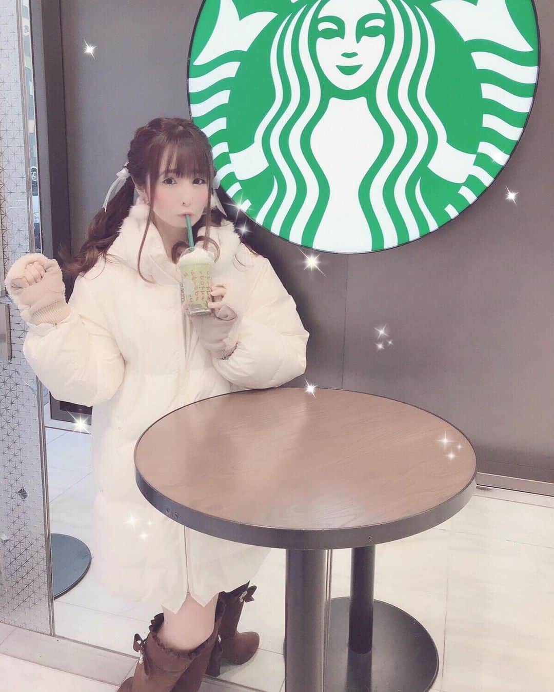 伊藤芽衣さんのインスタグラム写真 - (伊藤芽衣Instagram)「#新宿アルタ さま﻿ スタバ側入り口にて﻿ Kawaii☆Stars  Shop 開催中！﻿ ﻿ せっかくなので﻿ スタバ休憩しました♡﻿ ﻿ 大好きな﻿ 抹茶フラペチーノに﻿ ぷるぷるのわらびもちを﻿ 追加トッピング♡﻿ ﻿ 冷えすぎないようにSサイズにしました！﻿ おいしかった♡♡♡﻿ ﻿ そして﻿ ほんとにまいにち﻿ ご質問いただくこのダウンコートは﻿ LODISPOTTOさん （@lodispotto_official ）です！﻿ ﻿ めいもお気に入りすぎて﻿ きのう色ちがいのぴんくも﻿ 買っちゃいました←﻿ ﻿ ﻿ #スターバックス #スタバ #スタバ大好き﻿ #福カスタマイズ  #スタバラ部﻿ #わらびもちカスタマイズ #スタバ女子﻿ #lodispotto #ロディスポット﻿ #ダウンコート #ガーリーコーデ﻿ #ガーリーファッション #ヘアアレンジ﻿ #hairarrange #ツインテール﻿ #kawaii #大人ガーリー #カワスタ﻿ #kawaiistars #ハンドメイド﻿ #handmade #ハンドメイドショップ ﻿」1月7日 12時47分 - itoumei