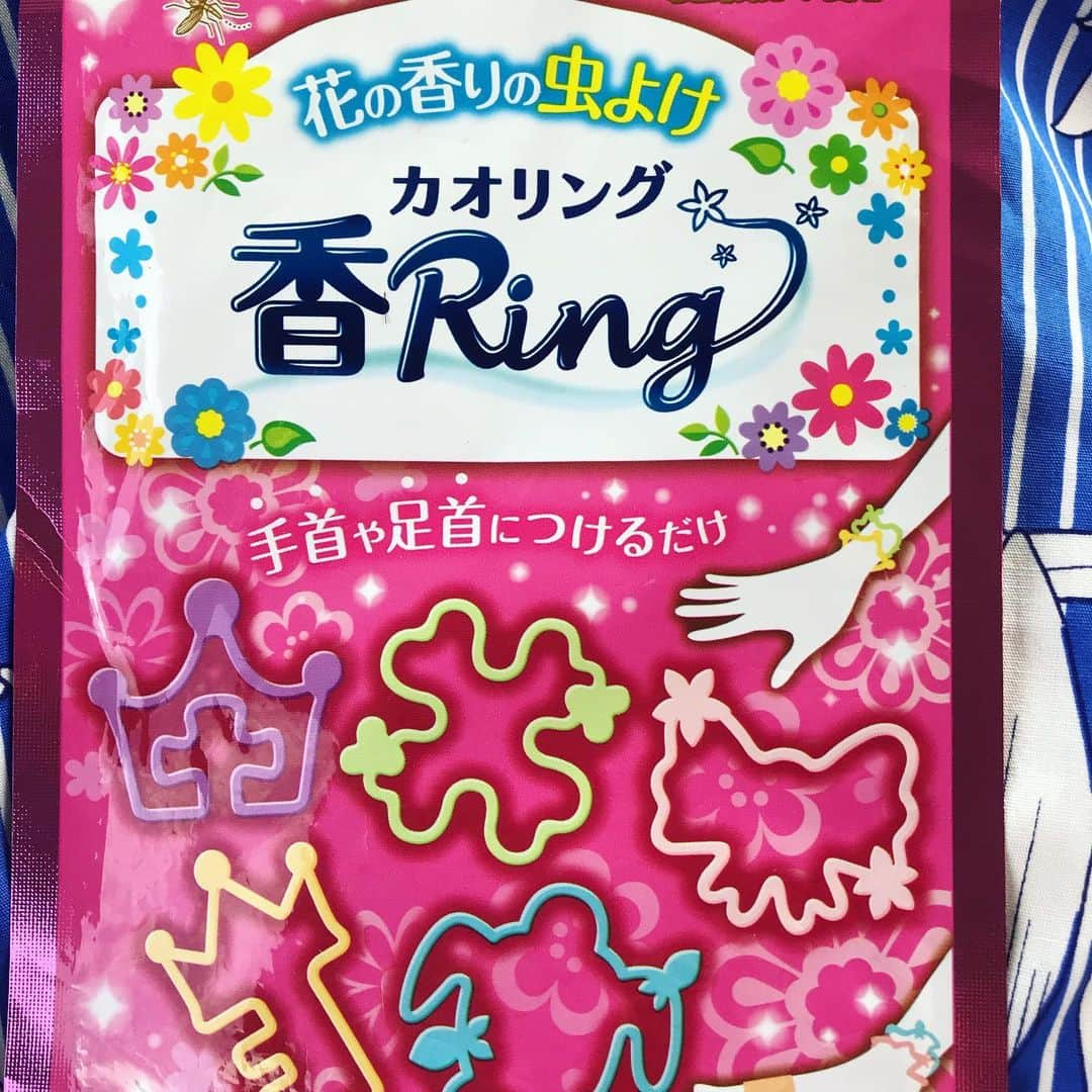 アンミカさんのインスタグラム写真 - (アンミカInstagram)「ハワイの旅の必需品たち😊 。 花の香りの虫除けカオリング、イモトのWIFI！ 。 エスプリーナのシャンプー＆トリートメント✨ HACCIの美容液日焼け止めと、UVスプレー✨スプレーは髪の分け目にも使えて便利✨ 。 エスプリーナのサンパウダーは、メイクの上から重ね塗り出来るから必須！ 、 #どちらも海を汚さない日焼け止めだから！ #美容液が入った日焼け止めでSPF値が高いものを使う。 #色白なのに赤くならずスッと真っ黒になるタイプ！ #カオリングは手首足首に通すだけで全く蚊に刺されず驚き！ #今年は全く蚊にさされていません！ #イモトのWIFI助けられています❤️ #サングラスはUVと偏光のもの！ #携帯ケースはどこに行っても褒められる　@gluedecosalonkururin  @hacci1912」1月7日 12時39分 - ahnmikaofficial