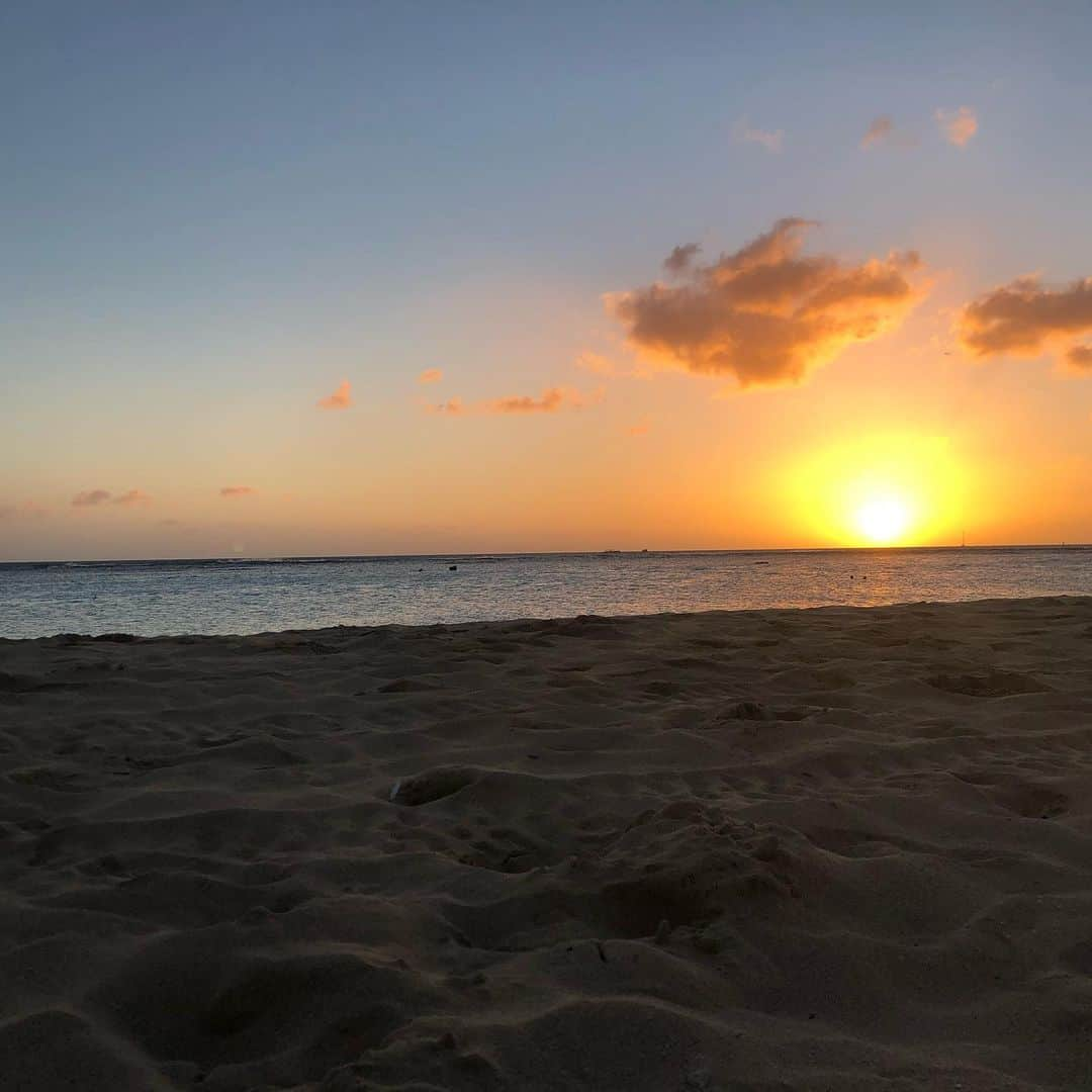 早見優さんのインスタグラム写真 - (早見優Instagram)「Until next time.... aloha Hawaii.  真っ青な海も美しいけど、サンセット時の海も最高！  #beautifulhawaii #sunset #beach #ocean」1月7日 12時42分 - yuyuhayami