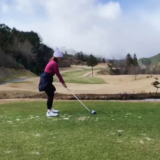 のインスタグラム：「120めざして コツコツやります⛳️ ⠀ ⠀ もっと腰を使えるようになりたい💭💭 ぜんぜん飛ばない〜。 ⠀ 目標は祖父母と父と コースをまわることです😊 ⠀ ⠀ ⠀ #ゴルフ #ゴルフ初心者 #ゴルフ女子 #⛳️ #🏌️‍♀️ #ゴルフ練習」