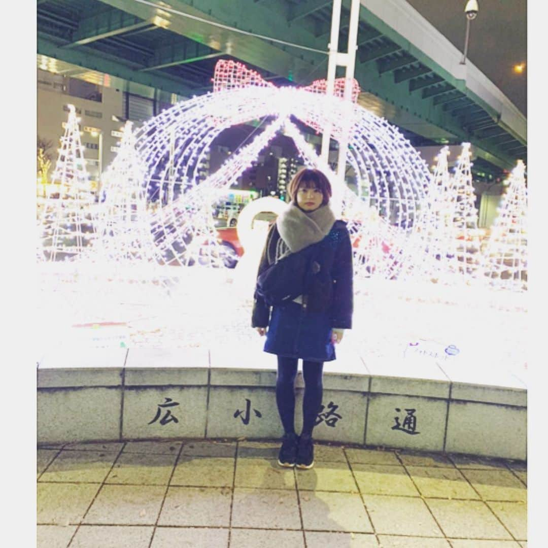 枝川結花さんのインスタグラム写真 - (枝川結花Instagram)「． 人の話を聞いてそうで まったく別のことを 考えてる人の顔で 電気の前で立ちました💭 ． 💡💡💡💡💡💡💡💡 ✨✨✨✨✨✨✨✨ ． こちら#イルミネーション と言いまぁす💁‍♀️ ． #世界の山ちゃん　 おいしかったので🍗🍗🍗 上がるぅ⤴︎⤴︎⤴︎ ． #愛知県#名古屋市#広小路 #photo_jpn#japan_photo #nagoya#aichi 🍗🌙🇯🇵 ．」1月7日 12時51分 - edagwyk84