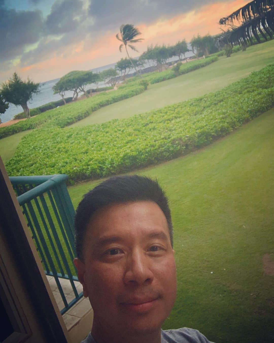 レジー・リーのインスタグラム：「Has it really been 13 YEARS???!!! Stayed in this apartment for months in Kauai while I was filming #tropicthunder in 2007.  Great memories! Great to be back.!! Kauai you amaze me!! #olderflamingdragon」