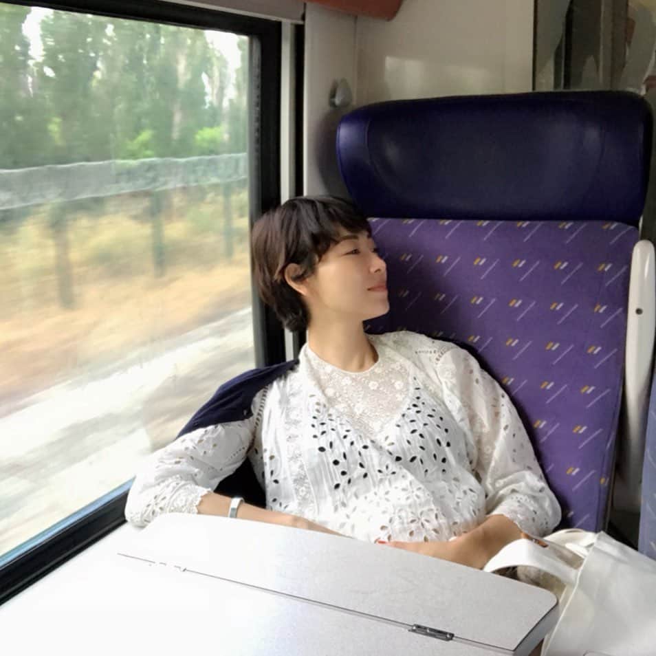 のインスタグラム：「Someday maternity. 既に懐かしいマタニティー旅行で行ったマルセイユでの一枚。デスクトップに溜まった写真を整理しながら 前日まで撮ってたセルフポートレートを眺めて大きなお腹を懐かしむ。日によって体調がまちまちで凄く浮腫んだり肌荒れしたりしたけど、やっぱりこの時期を沢山残しておいて良かった。#throughback #memories #2018  #maternity #trip」