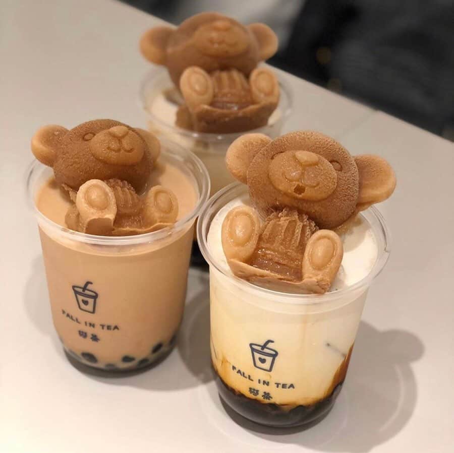 のインスタグラム：「【RETRIP×福岡】 こちらは福岡にある「戀茶（レンチャ）Fall in tea」です。流行りのタピオカドリンクの上に浮かぶのは、なんとクマの氷なんです！とってもかわいいですよね。溶けていく姿も楽しめますよ。 . RETRIPでは「おでかけ」に関する様々な情報を発信しています。ぜひ他のアカウントもチェックしてください！ @retrip_nagoya_ 名古屋の話題のカフェを紹介 @retrip_osaka_ 大阪のおでかけグルメスポットを紹介 @retrip_kyoto_ 京都のおでかけスポットを紹介 @retrip_fukuoka_ 福岡のおでかけグルメスポットを紹介 @retrip_hokkaido_ 北海道のおでかけスポットを紹介 @retrip_korea_ 韓国の話題のカフェを紹介 @retrip_news 最新のおでかけ情報を紹介 @retrip_nippon 日本の絶景を紹介 @retrip_global 海外の絶景を紹介 @retrip_gourmet 全国の話題のスイーツを紹介 @retrip_dinner 全国の話題のごはんを紹介 @retrip_cafe 全国のおしゃれなカフェを紹介 . ▼RETRIP[リトリップ]のアプリは AppStore、GooglePlay「リトリップ」で検索！ プロフィールのURLからもダウンロードできます。 . photo by @erimkuri . . #retrip #retrip_rh #retrip_gourmet #retrip_sweets #RETRIP #リトリップ #戀茶 #タピオカ #タピオカドリンク #大名 #大名カフェ #福岡 #福岡カフェ #カフェ好きな人と繋がりたい #スイーツ好き #スイーツ好きな人と繋がりたい #スイーツ好きな人とつながりたい #グルメ好きな人と繋がりたい #グルメ好き #グルメ好きと繋がりたい #スイーツ部 #カフェ部」