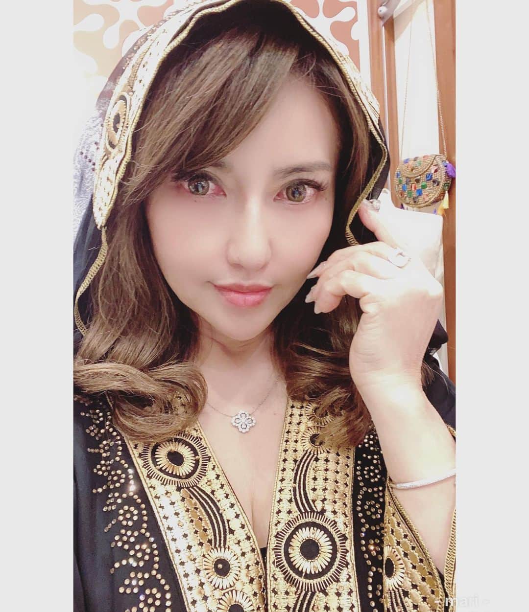 selfieneさんのインスタグラム写真 - (selfieneInstagram)「#2020年 #初旅 は #ドバイ に来ました❣️﻿ ﻿ 早速#民族衣装 で歩いてたら﻿ 「一緒に写真撮って〜」﻿ って地元の人に沢山声かけられたよ(^^)﻿ ﻿ #東洋人 珍しいのかな⁉️笑﻿ ﻿ そろそろ#魔法 を使えそう…﻿ ・﻿ 今年も沢山旅をする予感✨﻿ ﻿ ⭐️海外での資産構築方法を手に入れたい方はこちらからLINEに登録してね⭐️﻿ ↓↓↓﻿ @marigram_uu_﻿ ﻿ #海外旅行 ﻿ #海外旅行好きな人と繋がりたい ﻿ #海外移住 ﻿ #シンガポール ﻿ #魔女﻿ ﻿」1月7日 13時24分 - marigram_uu_