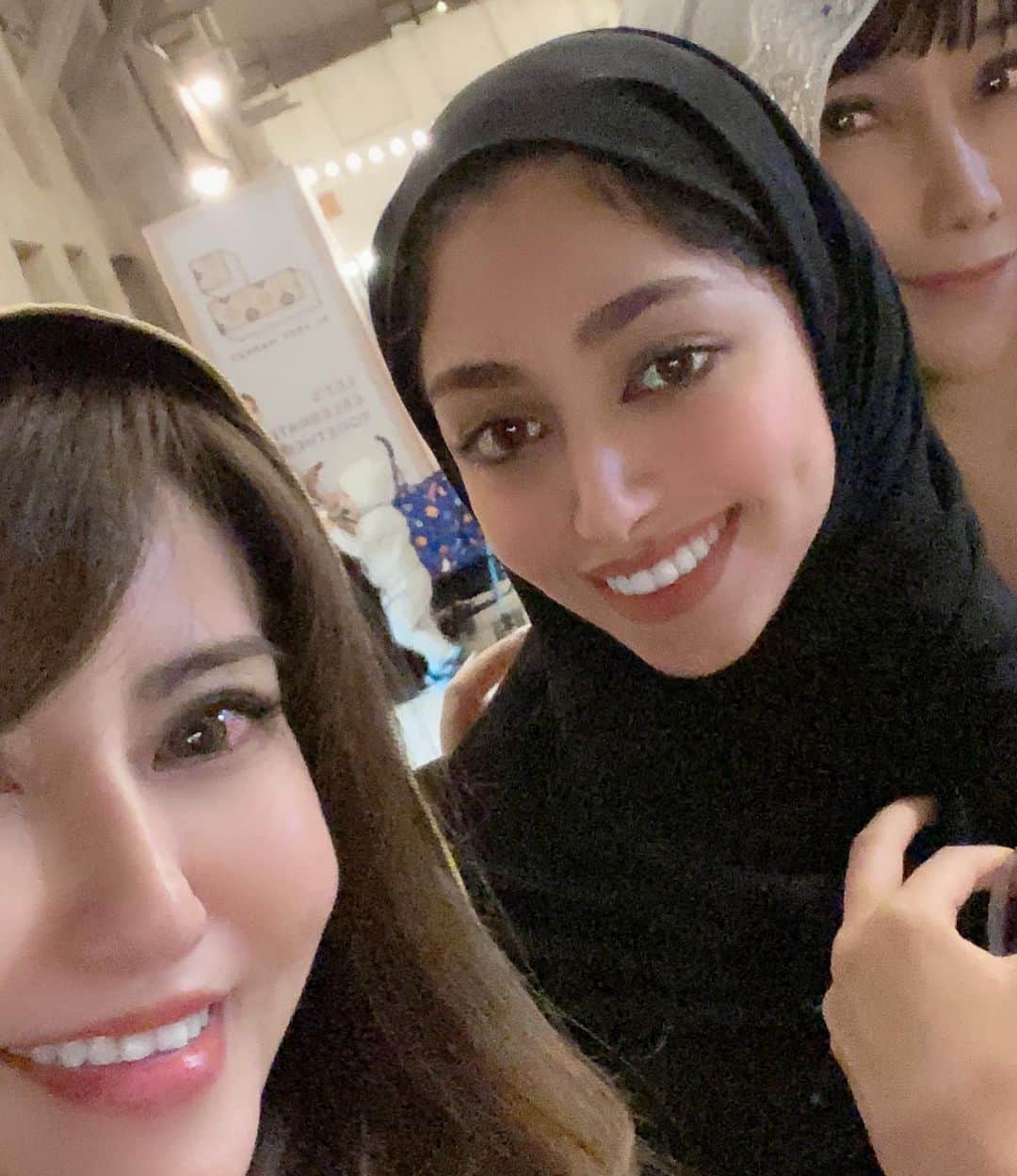 selfieneさんのインスタグラム写真 - (selfieneInstagram)「#2020年 #初旅 は #ドバイ に来ました❣️﻿ ﻿ 早速#民族衣装 で歩いてたら﻿ 「一緒に写真撮って〜」﻿ って地元の人に沢山声かけられたよ(^^)﻿ ﻿ #東洋人 珍しいのかな⁉️笑﻿ ﻿ そろそろ#魔法 を使えそう…﻿ ・﻿ 今年も沢山旅をする予感✨﻿ ﻿ ⭐️海外での資産構築方法を手に入れたい方はこちらからLINEに登録してね⭐️﻿ ↓↓↓﻿ @marigram_uu_﻿ ﻿ #海外旅行 ﻿ #海外旅行好きな人と繋がりたい ﻿ #海外移住 ﻿ #シンガポール ﻿ #魔女﻿ ﻿」1月7日 13時24分 - marigram_uu_