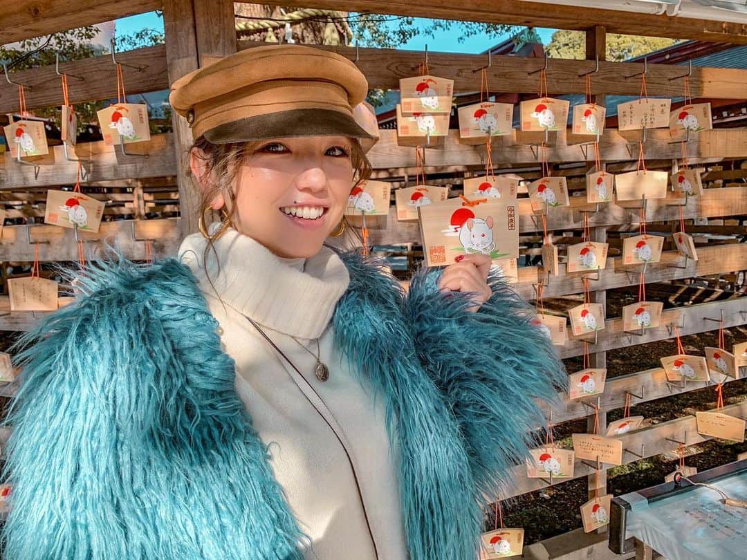 のインスタグラム：「新年明けましておめでとう御座います。令和二年、きっと今年もあっという間に過ぎるだろうけど1日1日を大切に生きたいですね。皆様のご健康とご多幸をお祈りいたします。今年もよろしくお願い致します🙇‍♀️ #newyear #2020 #明治神宮　#絵馬 #meijijingu #ema #鳥居 #haneypresets @haneypresets」