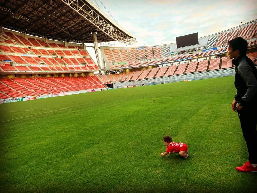 中谷進之介のインスタグラム：「名古屋のみなさん今年もよろしくお願いします！！！ #ユニホームみんな買ってくれるかなぁ #娘は膝濡れるの嫌だと #必殺膝浮かしハイハイします #体幹強め」
