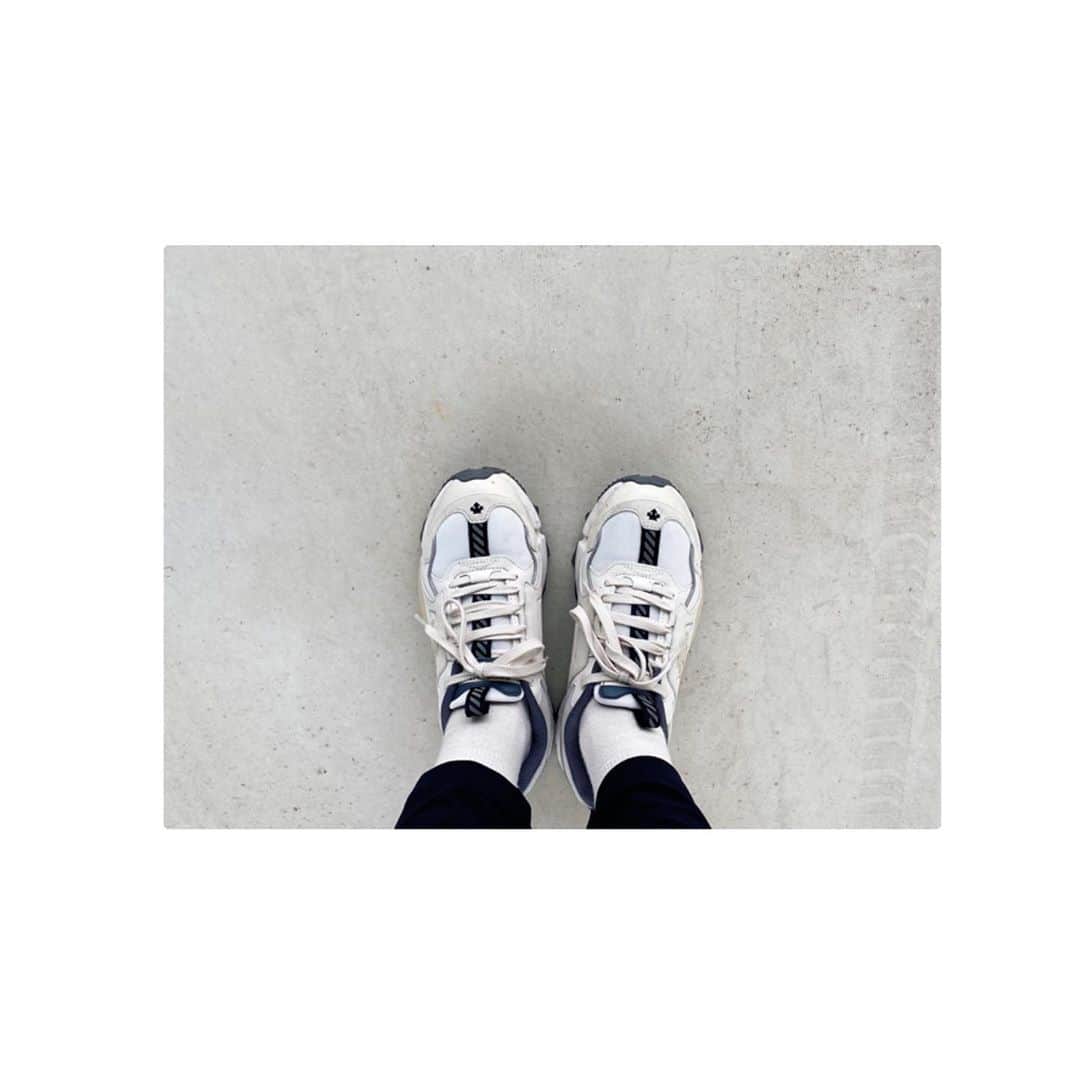 柏原明日架さんのインスタグラム写真 - (柏原明日架Instagram)「...@  上から下まで#DESCENTE お気に入りはこの、シューズ❤️ .  トレーニングウェアも カッコよくて可愛いのたくさん！注目してくださいねー！  #descente #shoes #trainingwear」1月7日 13時33分 - asuka_____official