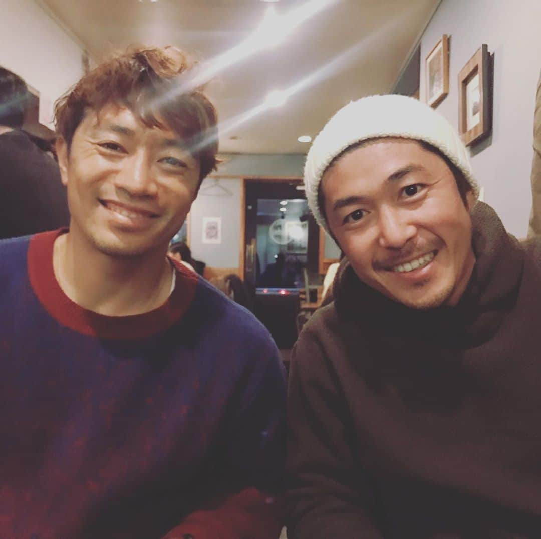 梅崎司さんのインスタグラム写真 - (梅崎司Instagram)「先日はfootartistのJUNくんと湘南ベルマーレフットサルの中島孝選手と食事に行きました！ 中島さんとは初めてでしたが、同じベルマーレの7番ということもですが、話してて学びも多くすごく楽しかったです。 JUNくんの新しいカレンダー（フットボールとアートを融合させた作品）また素晴らしいですの皆さんも是非(^^) ちなみ2月に出演してます😆  熱く語れた素晴らしい会でした！！」1月7日 13時36分 - umeman7