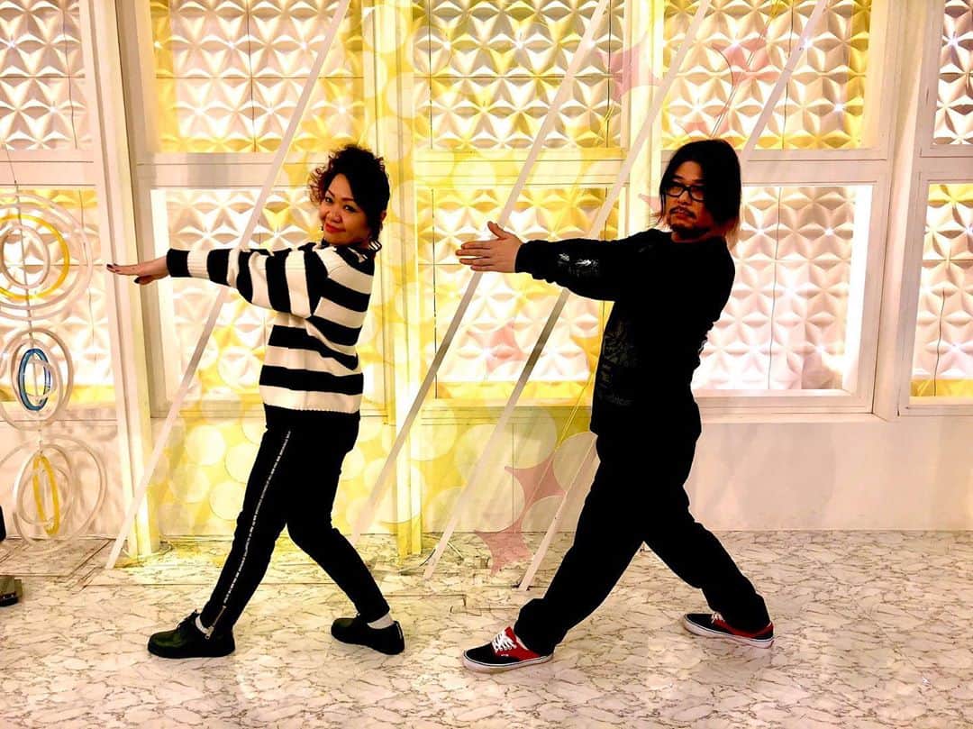マキシマム ザ ホルモンのインスタグラム：「#スッキリ 1月の #WEニュース は朝にピッタリなこの2人でお届けします❤️﻿ 時事ニュース絡まないから気負いせず自由で楽しかった！爆﻿ ちなみにダイスケのスッキリポーズ、短足すぎて本人凹んでましたw﻿ そして八王子出身のふわちゃんにも会えて3人ハイテンション！﻿ 1月は毎週火曜…震えて待て！﻿ ﻿ byナヲ」