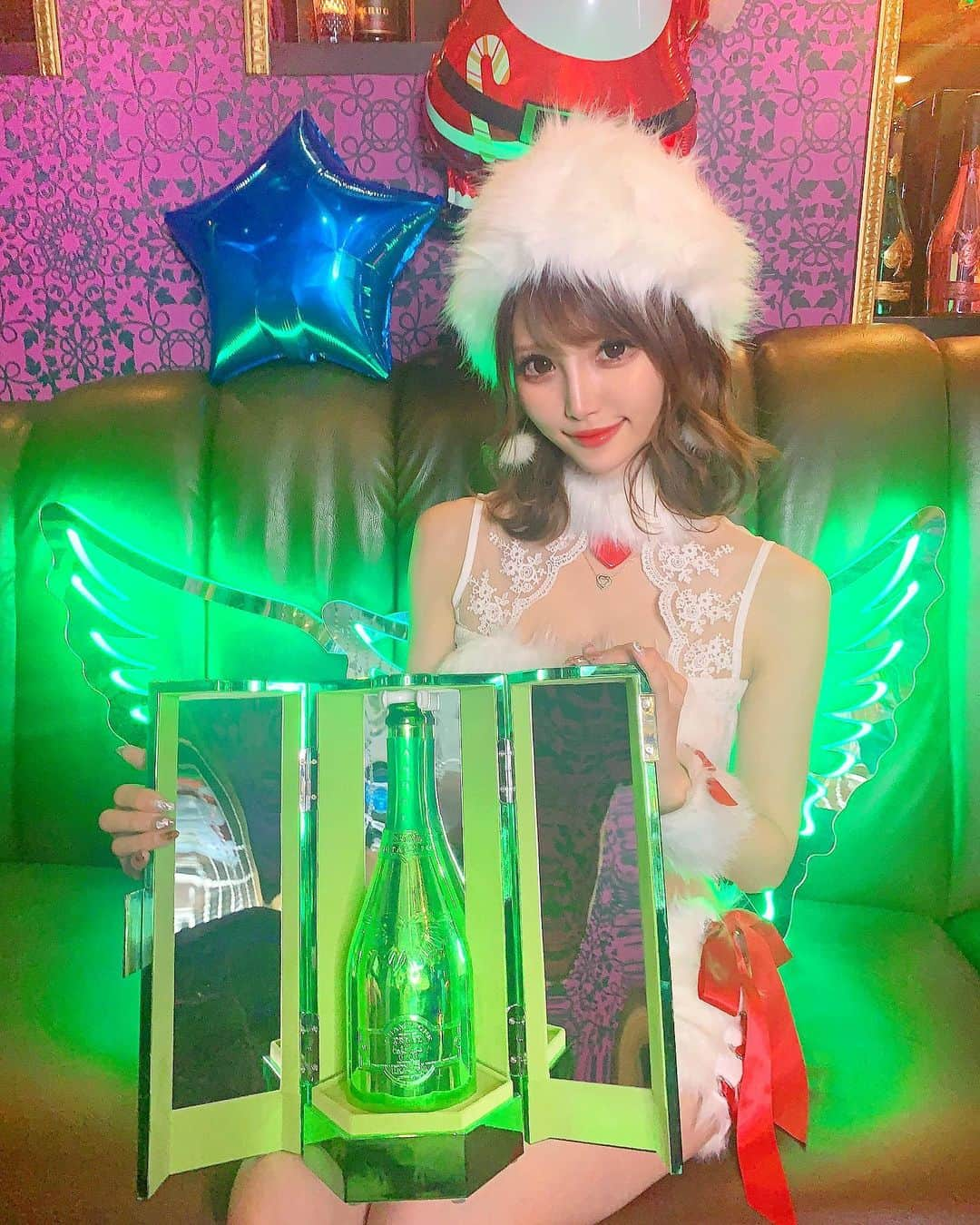 桜咲乃愛さんのインスタグラム写真 - (桜咲乃愛Instagram)「エンジェルヴィンテージグリーン🐉🍾🔫💚✨ かわゆい(  ˊ꒳ˋ ) ᐝ✩。✧*。 #エンジェルヴィンテージグリーン#エンジェルヴィンテージ#エンジェルヴィンテージ2005グリーン #エンジェルシャンパン #歌舞伎町キャバ嬢 #桜咲乃愛」1月7日 13時50分 - noasama1101