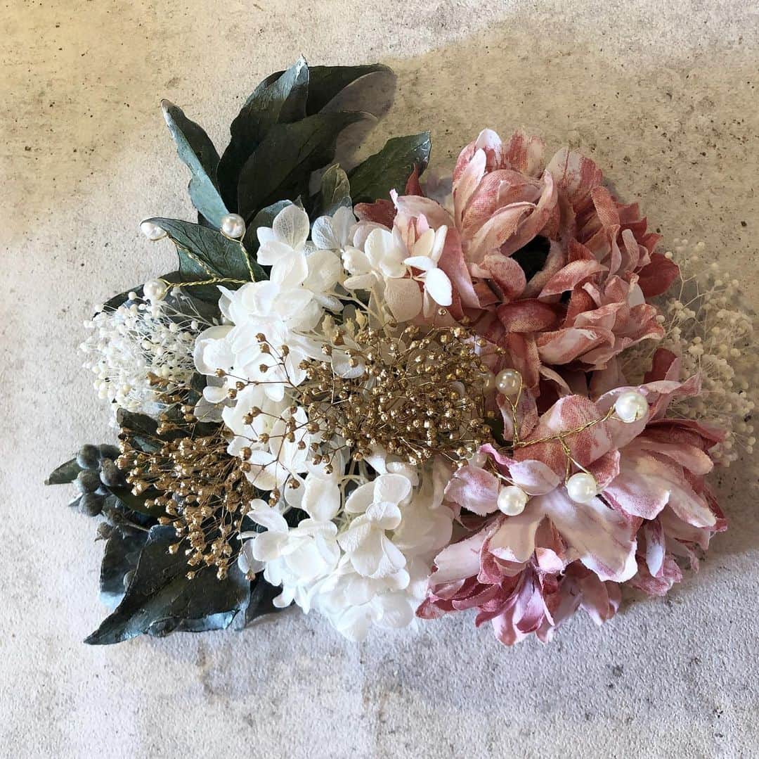 waco⭐️CHACOさんのインスタグラム写真 - (waco⭐️CHACOInstagram)「💐オーダーメイド受注会💐  新年最初のオーダーメイド受注会。 毎回大人気ですぐに定員で埋まってしまう受注会。 今回はご卒業＆ご卒園の方に向けて2月中旬納期で本日より受付いたします！  成人式や、卒業式、七五三、結婚式など髪飾りのオーダーメイドのお問い合わせをありがたいことにたくさんいただいています。 大切な日につける髪飾りをCHACOで作製させていただければと思いオーダーメイドを受け付けいたします。 なおオーダーメイドの作製はわたし１人で行いますため受付期間を設けさせていただきます。 * * 受付は1/7火曜から3日間。 受付人数に達し次第終了となります。 納品は2月中となります。 早急に必要な場合はお知らせくださいませ。出来る限りで対応させていただきます。* * 髪飾りの点数別でカートを用意いたしました。 8点セット4500円 10点セット5500円 12点セット6500円 15点セット 7500円 からお選び頂けます。  お着物や袴、ドレスに合わせて髪飾りを作製いたしますので、お写真がある場合はメールにて添付頂けますと幸いです。メールアドレスはオンラインショップのお買い物画面でお知らせいたします。  オーダーが集中した場合、受付期間を早める場合がございますので予めご了承くださいませ。  人生の節目の大切な日につける大切な髪飾り、心を込めて作らせてください。  髪飾りオーダーメイド受注会💐 CHACO ONLINE SHOP 1/7 TUE.21:00〜  また新作のイヤリング＆ピアスも販売いたします。 ぜひチェックしてくださいね。」1月7日 13時51分 - wacochaco