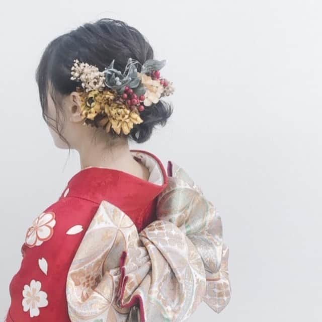 waco⭐️CHACOのインスタグラム：「💐オーダーメイド受注会💐  新年最初のオーダーメイド受注会。 毎回大人気ですぐに定員で埋まってしまう受注会。 今回はご卒業＆ご卒園の方に向けて2月中旬納期で本日より受付いたします！  成人式や、卒業式、七五三、結婚式など髪飾りのオーダーメイドのお問い合わせをありがたいことにたくさんいただいています。 大切な日につける髪飾りをCHACOで作製させていただければと思いオーダーメイドを受け付けいたします。 なおオーダーメイドの作製はわたし１人で行いますため受付期間を設けさせていただきます。 * * 受付は1/7火曜から3日間。 受付人数に達し次第終了となります。 納品は2月中となります。 早急に必要な場合はお知らせくださいませ。出来る限りで対応させていただきます。* * 髪飾りの点数別でカートを用意いたしました。 8点セット4500円 10点セット5500円 12点セット6500円 15点セット 7500円 からお選び頂けます。  お着物や袴、ドレスに合わせて髪飾りを作製いたしますので、お写真がある場合はメールにて添付頂けますと幸いです。メールアドレスはオンラインショップのお買い物画面でお知らせいたします。  オーダーが集中した場合、受付期間を早める場合がございますので予めご了承くださいませ。  人生の節目の大切な日につける大切な髪飾り、心を込めて作らせてください。  髪飾りオーダーメイド受注会💐 CHACO ONLINE SHOP 1/7 TUE.21:00〜  また新作のイヤリング＆ピアスも販売いたします。 ぜひチェックしてくださいね。」