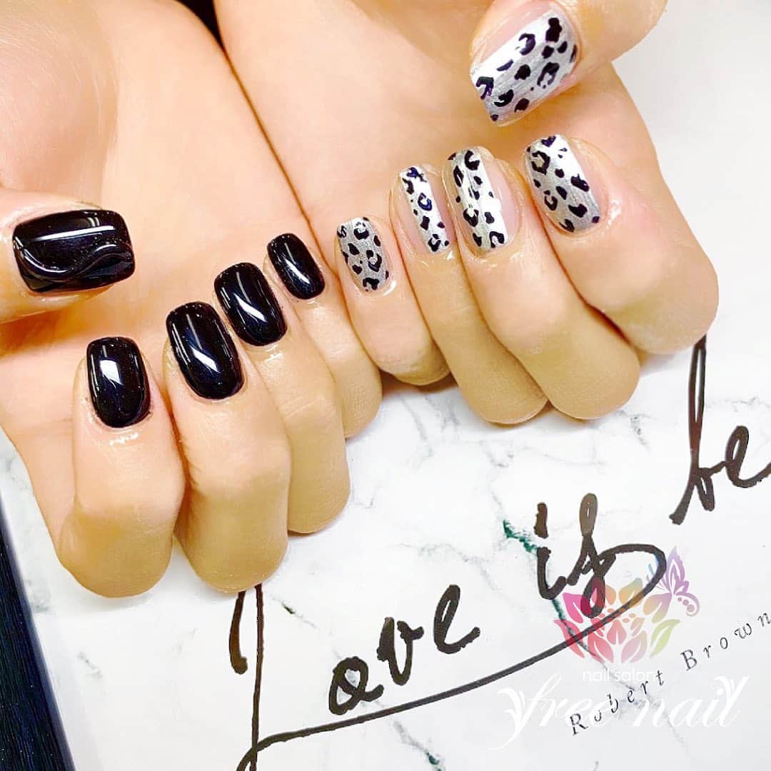 free nail フリーネイルのインスタグラム：「. お客様ネイル💅🏻❄️ . アシメネイル🖤 . クールな大人ネイル🐆🖤 . ご来店ありがとうございました🙇🏻‍♀️🙇🏻‍♀️🙇🏻‍♀️💗 . #ネイルアート #ジェルネイル #ネイルサロン #大阪ネイルサロン #ネイルデザイン #ネイルチェンジ #アシメネイル #アシンメトリーネイル #ミラーネイル #レオパードネイル #アニマル柄 #ブラックネイル #シルバーネイル #デザインネイル #トレンドネイル #スクエアネイル #大人ネイル #冬ネイル #winternails #nailsart #nailsdid #美甲 #日式美甲 #日式美甲胶 #日本美甲师 #日本美甲老师 #美甲上课 #日本胶 #フリーネイル #freenail」