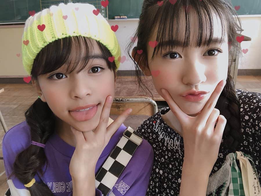 ニコ☆プチのインスタグラム：「🐣🐣 はなちゃん×みーちゃん🧚‍♂️🧚‍♀️ エイリアンsnowと共に👽🖤 . . #有坂心花  #入江美沙希  #着まわし  #オフショット」