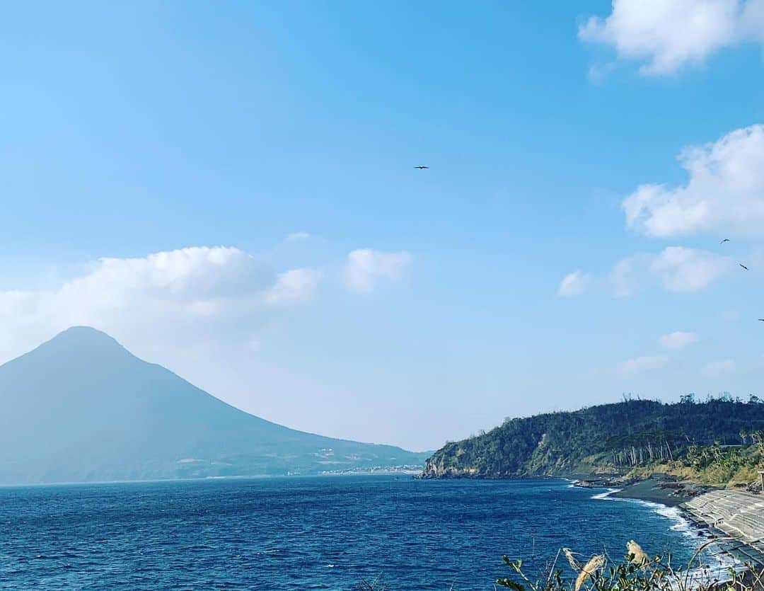 Kazukiさんのインスタグラム写真 - (KazukiInstagram)「鹿児島帰省✈️ ・ みんなの気持ちも気候も 本当にあったかくて 充実した楽しい毎日でした… ・ 鹿児島でも沢山の方にあたたかい お言葉をかけていただきました♡ ・ 本当にありがとうございました💗 ・ また家族全員で帰省します🌴✨ ・ #鹿児島帰省#年越し#初詣出#除夜の鐘#父の三回忌#同窓会#従姉妹#みんなが集まる#従姉妹旅行#家族湯#温泉#観覧車#指宿#知覧#桜島#14人大家族#お母さんありがとう#また帰省します」1月7日 14時07分 - kazuki13mama