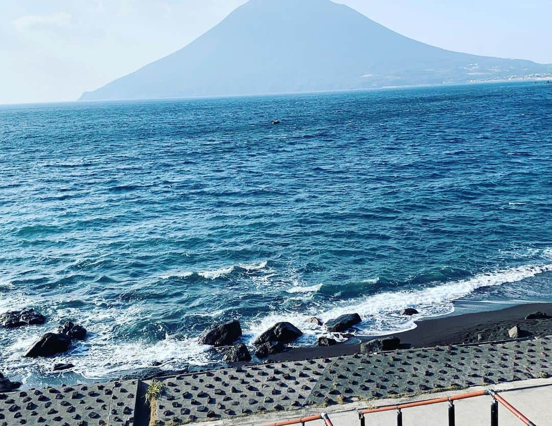 Kazukiさんのインスタグラム写真 - (KazukiInstagram)「鹿児島帰省✈️ ・ みんなの気持ちも気候も 本当にあったかくて 充実した楽しい毎日でした… ・ 鹿児島でも沢山の方にあたたかい お言葉をかけていただきました♡ ・ 本当にありがとうございました💗 ・ また家族全員で帰省します🌴✨ ・ #鹿児島帰省#年越し#初詣出#除夜の鐘#父の三回忌#同窓会#従姉妹#みんなが集まる#従姉妹旅行#家族湯#温泉#観覧車#指宿#知覧#桜島#14人大家族#お母さんありがとう#また帰省します」1月7日 14時07分 - kazuki13mama