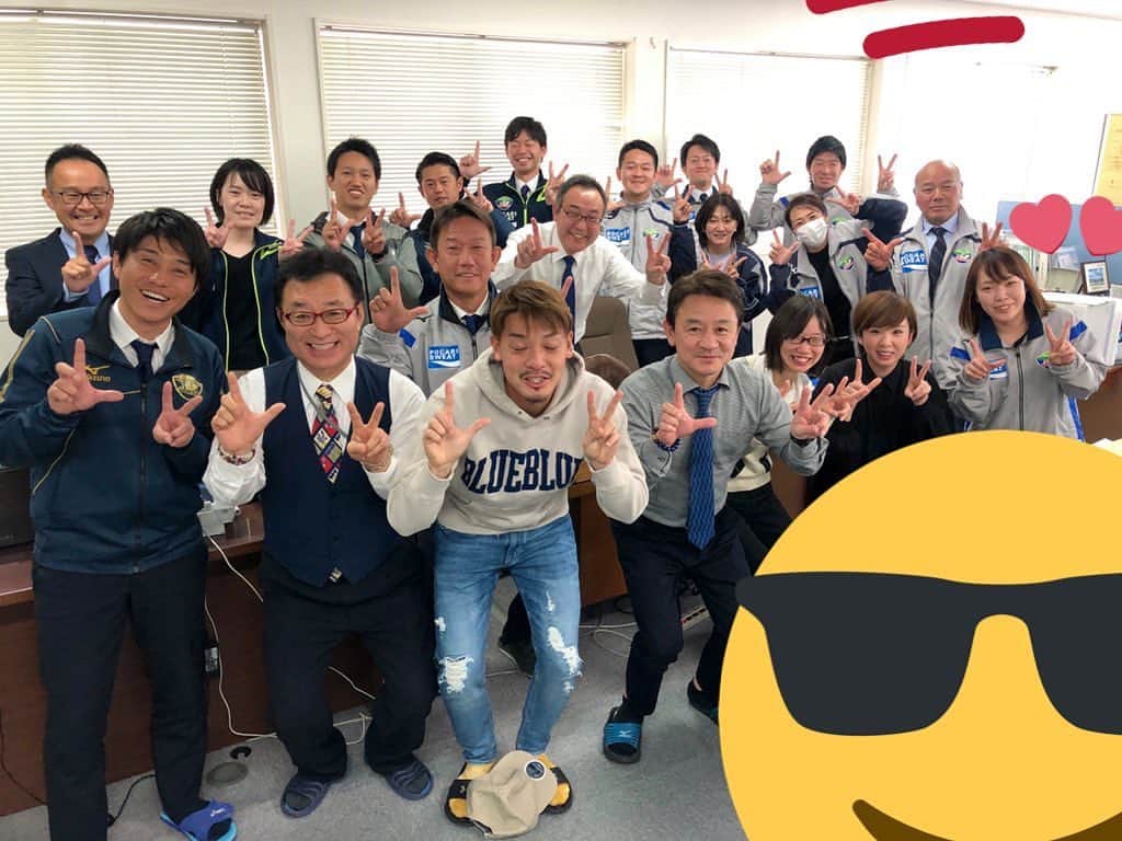 野村直輝のインスタグラム：「あけましておめでとうございます。昨日、会社挨拶をし徳島を出ました。フロントの皆様には自分の気持ちと想いを伝えました。選手、フロント、サポーターの輪が太く大きくなりこれから益々の発展を心から祈っています。ヴォルティスに関わる全ての皆様、本当に感謝です。ありがとうございました。LV💪  #徳島ヴォルティス #一陽来復 #感謝 #近場である時は応援いきます #渡と一緒に #まだ面識ないけど #徳島ネタで仲良くなろっと #裸体仕上げてピーさんに写真送ります #皆さんに一言のつもりが #泣いて喋れんかった #そんなつもりじゃなかった #熱量 #梶川諒太をよろしくお願いします #とーるくんとランチしててチャントを口ずさんでしまう #歴史＝バイス。笑 #ありがとう」