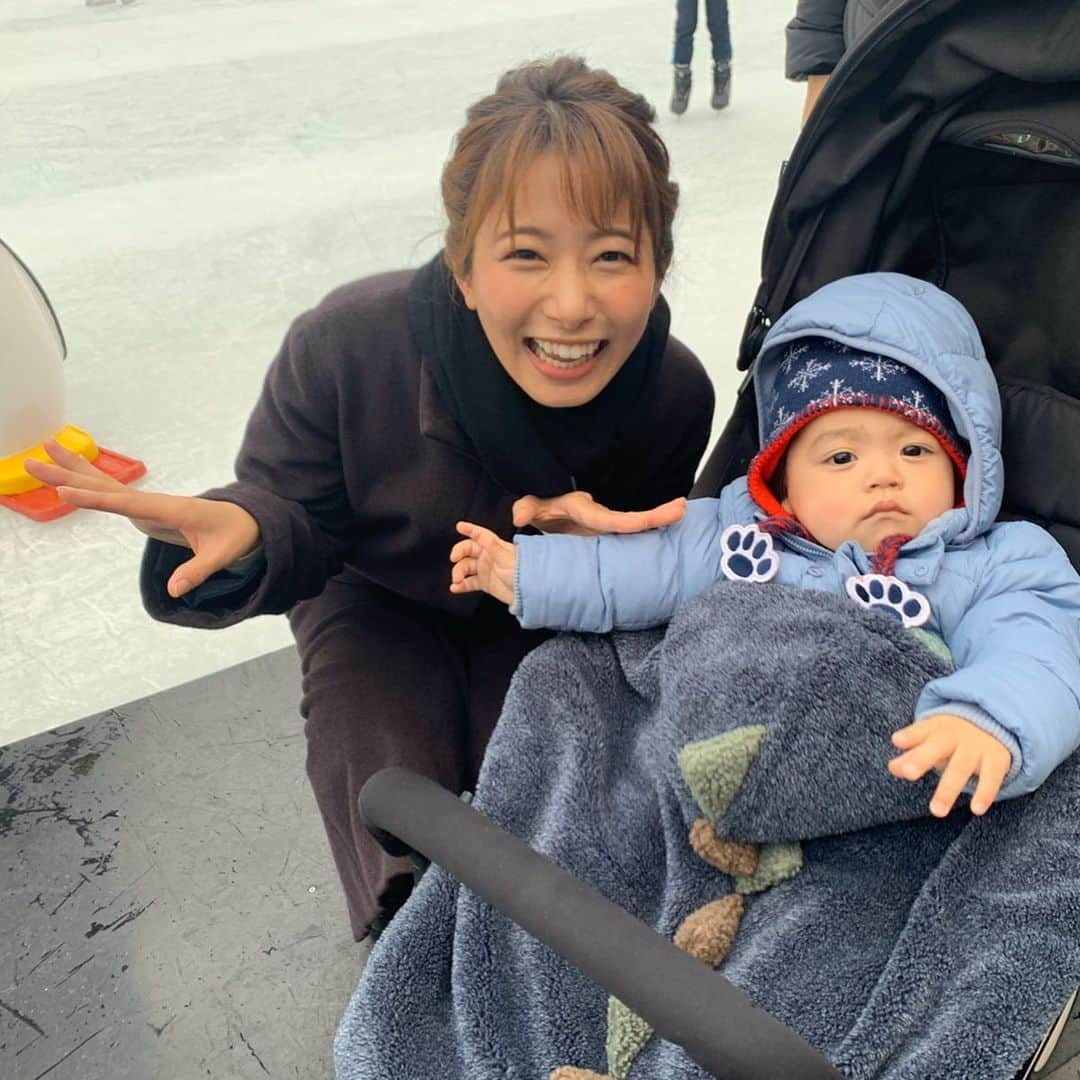 海老原優香さんのインスタグラム写真 - (海老原優香Instagram)「シンクロポーズ👶🏻⛸ ﻿ ﻿ アイススケートのポーズをしたら、﻿ それを見ていた赤ちゃんが真似をしてポージング☺️ ﻿ ﻿ 可愛すぎて、、、笑﻿ ﻿ 最後に一緒に写真を撮りました❤︎ ﻿ ﻿ #全く滑れない私を小さい子たちが手をつないでしゅんしゅんリンクに連れていってくれました﻿ #ありがとう❤️﻿ #寒さの取材で今から八王子へ#雪は降るかな #みぞれかな#ミッドタウン六本木 #アイススケート#midtown #iceskating #baby」1月7日 14時13分 - ebioffi