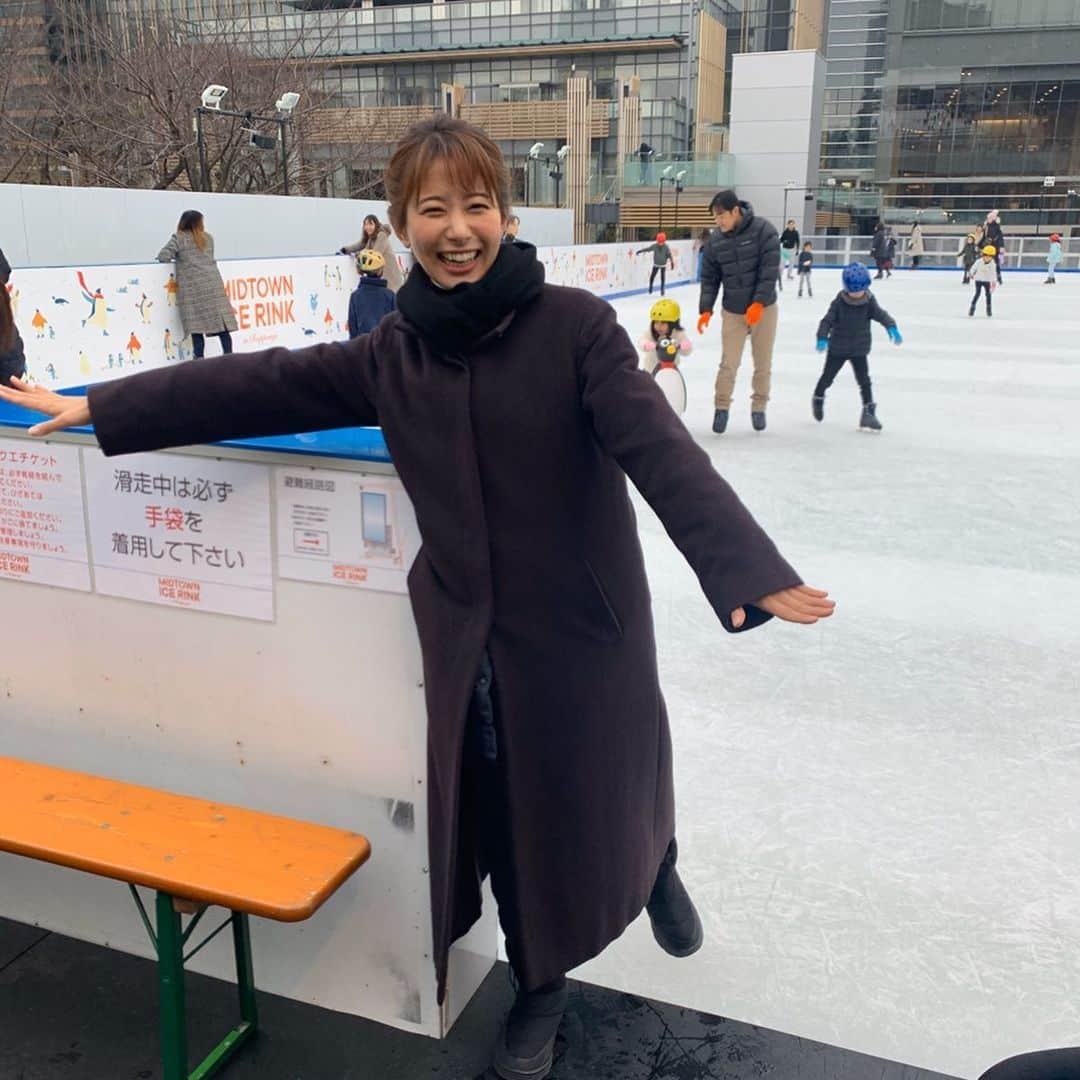 海老原優香さんのインスタグラム写真 - (海老原優香Instagram)「シンクロポーズ👶🏻⛸ ﻿ ﻿ アイススケートのポーズをしたら、﻿ それを見ていた赤ちゃんが真似をしてポージング☺️ ﻿ ﻿ 可愛すぎて、、、笑﻿ ﻿ 最後に一緒に写真を撮りました❤︎ ﻿ ﻿ #全く滑れない私を小さい子たちが手をつないでしゅんしゅんリンクに連れていってくれました﻿ #ありがとう❤️﻿ #寒さの取材で今から八王子へ#雪は降るかな #みぞれかな#ミッドタウン六本木 #アイススケート#midtown #iceskating #baby」1月7日 14時13分 - ebioffi