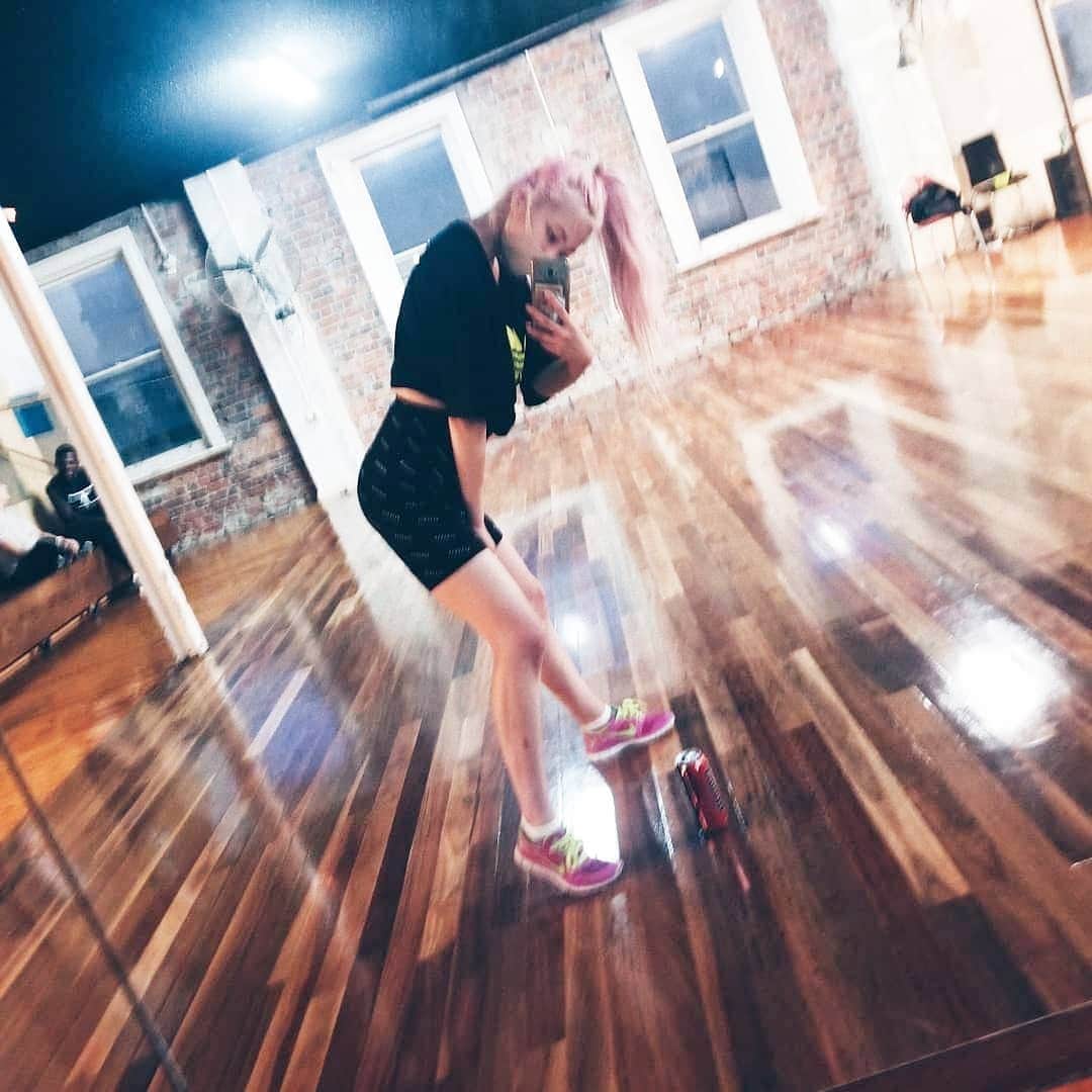 のインスタグラム：「Resumed a dance lesson👏👏👏🎉E X C I T E D🔥ダンスレッスンを再開させましたーーーー👏いえーーーーーい👏👏🎉 #training #fitgirl #dancelife #dancelesson #pinkhair #lifestyle #goodvibes #trainingday」