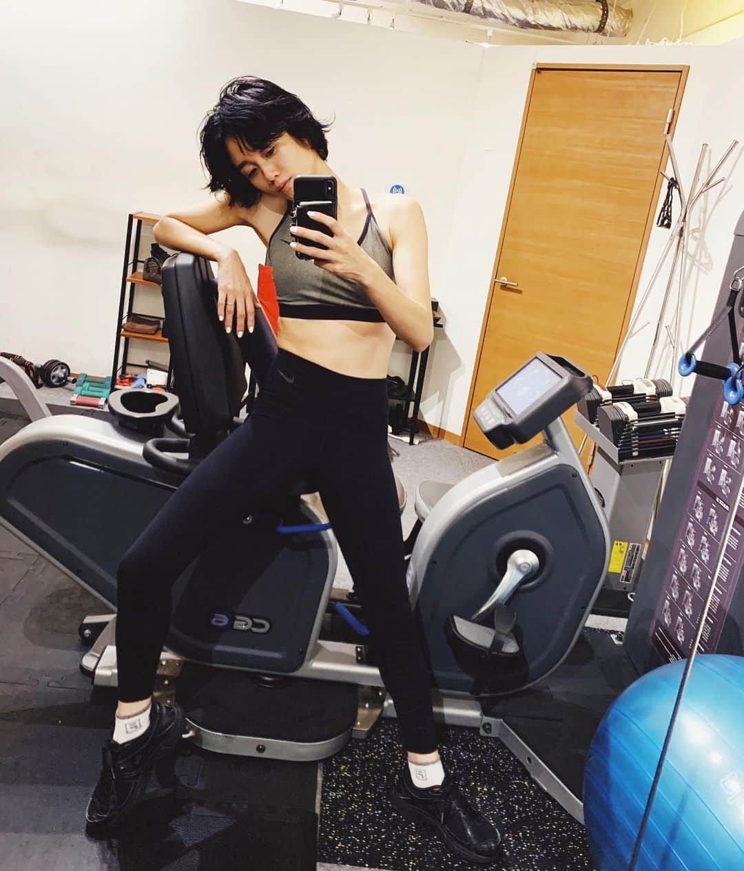 宮城舞さんのインスタグラム写真 - (宮城舞Instagram)「2020年トレーニングはじめ💃 25歳から運動をすることを 心がけてます💃 久々な運動だと最初本当嫌だけど 終わった頃には心も体もスッキリ💃 めんどくさいけど好き。  #スイッチ入りました #トレーニング #背中が綺麗になりたい #母ちゃん頑張る #ガジャーラ」1月7日 19時39分 - mai_miyagi