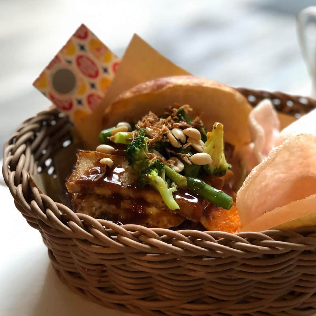TYSONS&COMPANYさんのインスタグラム写真 - (TYSONS&COMPANYInstagram)「. 【Burger Festival 2020】 表参道crisscrossは、五大陸＋日本のうちアジア担当です。今週は、インドネシアを代表してキャベツや厚揚げ、卵などをピーナッツソースであえた「ガドガド」がのったバーガーと、トロトロに煮た中国の角煮「トンポーロウ」のバーガーを。この2つは2月1週目にも再登場の予定です。今後もガパオや チリクラブ、キーマカレーなど、東南アジアやインドの名物料理のバーガーが続々と出てきますよ。パンケーキだけではないクリスクロスをお楽しみ下さい！  #バーガーフェス #バーガー #クラフトビール #ティーワイハーバー #スモークハウス #アイヴィープレイス #クリスクロス #ナンバーフォー #クリスタ #天王洲 #キャットストリート #表参道 #麹町 #メイドイントウキョウ #タイソンズアンドカンパニー #burgerfest #burger #craftbeer #tyharbor #smokehouse #ivyplace #crisscross #crista #no4 #tennoz #catstreet #omotesando #kojimachi #madeintokyo #tysonsandcompany」1月7日 19時40分 - tysonsandcompany