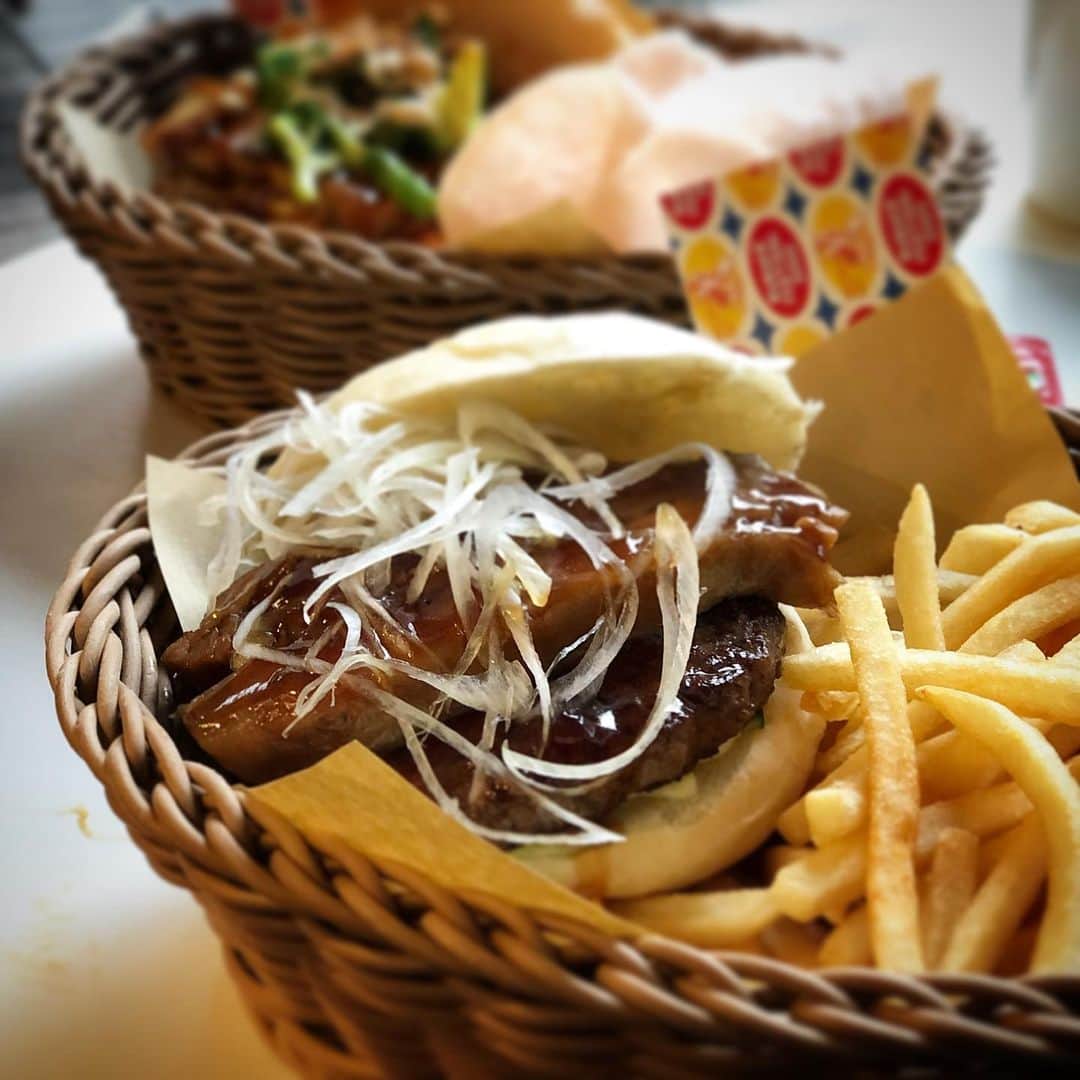 TYSONS&COMPANYさんのインスタグラム写真 - (TYSONS&COMPANYInstagram)「. 【Burger Festival 2020】 表参道crisscrossは、五大陸＋日本のうちアジア担当です。今週は、インドネシアを代表してキャベツや厚揚げ、卵などをピーナッツソースであえた「ガドガド」がのったバーガーと、トロトロに煮た中国の角煮「トンポーロウ」のバーガーを。この2つは2月1週目にも再登場の予定です。今後もガパオや チリクラブ、キーマカレーなど、東南アジアやインドの名物料理のバーガーが続々と出てきますよ。パンケーキだけではないクリスクロスをお楽しみ下さい！  #バーガーフェス #バーガー #クラフトビール #ティーワイハーバー #スモークハウス #アイヴィープレイス #クリスクロス #ナンバーフォー #クリスタ #天王洲 #キャットストリート #表参道 #麹町 #メイドイントウキョウ #タイソンズアンドカンパニー #burgerfest #burger #craftbeer #tyharbor #smokehouse #ivyplace #crisscross #crista #no4 #tennoz #catstreet #omotesando #kojimachi #madeintokyo #tysonsandcompany」1月7日 19時40分 - tysonsandcompany