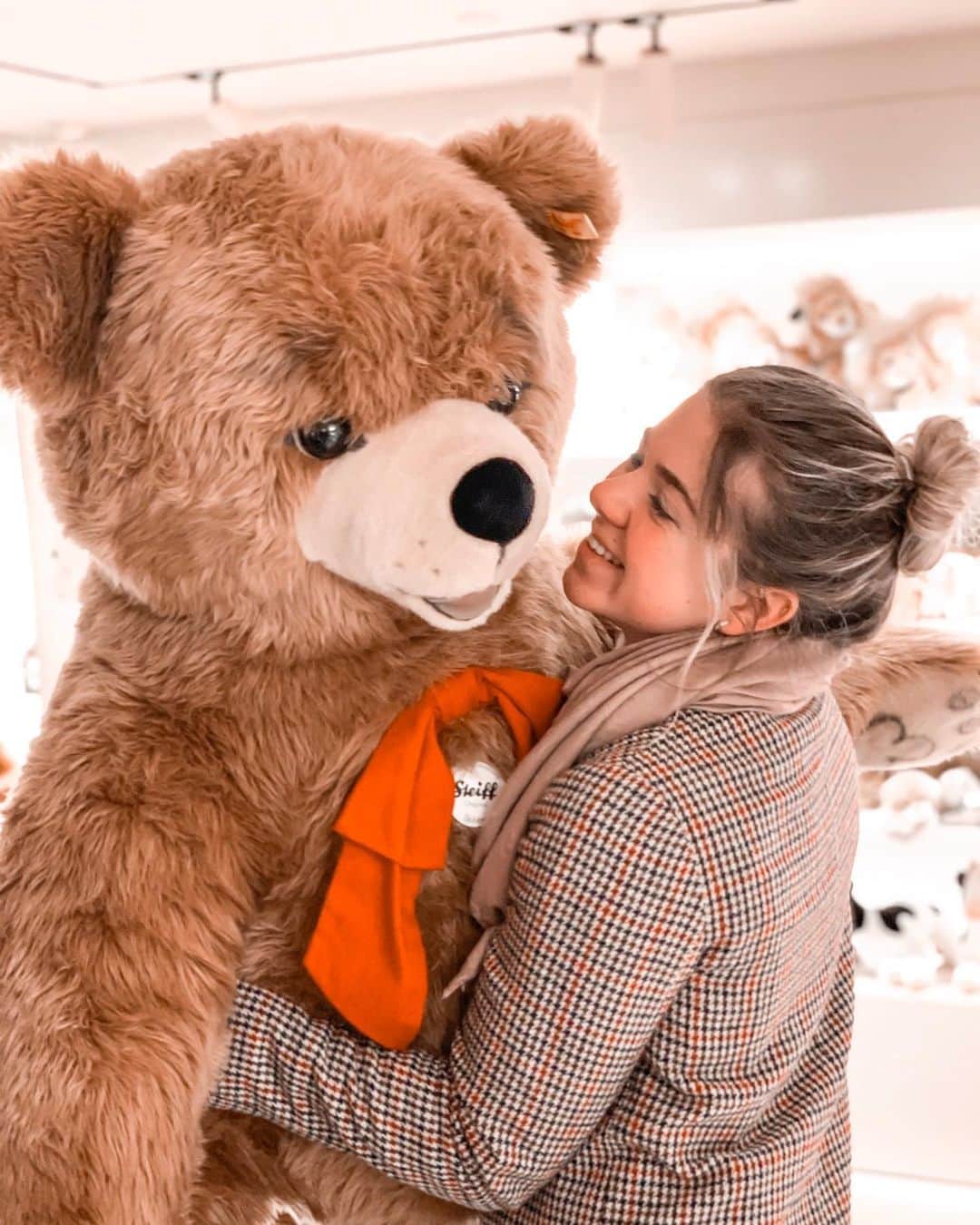 ニキ・ヴォリーズさんのインスタグラム写真 - (ニキ・ヴォリーズInstagram)「Give a girl a huge teddy bear and she will smile like a little girl 🐻!!」1月7日 19時41分 - nikiwories