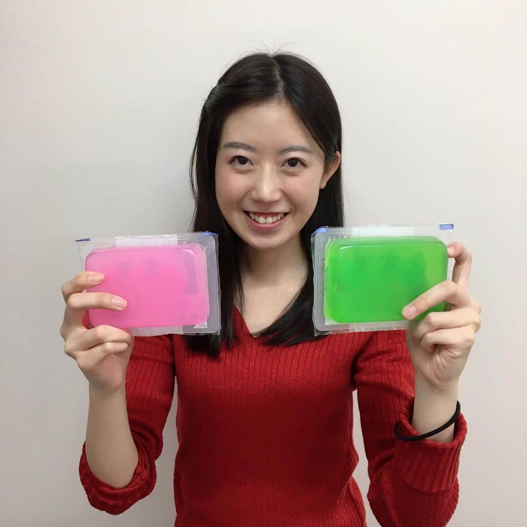 石橋里紗のインスタグラム：「あすの夕方６時１５分〜の スーパーJにいがたでは 年始のシリーズ企画 「子年に〝チュー″モク!」第3回をお届けします🐭 ・ お正月のおせち料理に並ぶ食べ物として 新潟県で馴染みのある ピンクと緑の寒天についてご紹介します。🏳️‍🌈 ・ 詳細を探るべく、工場に潜入して取材してきました！ ・ スタジオではおすすめの食べ方もご紹介します。🥄 ぜひご覧ください😊 ・ #おせち #新潟県 #子年 #アナウンサー #レシピ #スーパーｊにいがた」