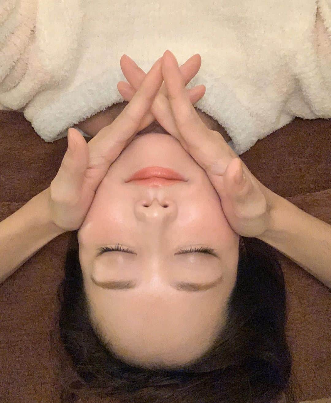 佐藤瀬奈さんのインスタグラム写真 - (佐藤瀬奈Instagram)「最近👶が重くなってきてまた肩こりやら何やら不調が出てきたので @kogao_seisakusho に駆け込み🏃‍♀️！！⠀ ⠀ 肩こりからくる顔のたるみや歪みも気になってたので今回は小顔矯正コースをお願いしました🙇‍♀️✨ ⠀ ここの施術はとにかく痛くなくて気持ち良い…🤤 今までゴリゴリバキバキ系の整体ばかり行ってた身からすると心配になるほど！笑 それなのに終わると毎回衝撃の変化を感じるから本当に感動ものなんです😭🙏✨⠀ ⠀ 今回は施術前後のサイズも測ったんだけど、なななんと…！ 横幅−0.9cm、頬骨サイド−1cm、エラ−1.7cm！！ (鏡で見せてもらいながらの計測だったから嘘じゃないよ😳！)⠀ ⠀ 骨ってこんなに痛みなしで動かせるものなの！？笑 これぞまさにゴッドハンド…👼！ もう見るからに顔の形が違うし、食いしばり癖のせいで張ってたエラもなくなった😭 すごすぎる〜😭✨✨⠀ ⠀ 肩のストレッチも教えて頂いたので家でちゃんとやらなければ！ あ〜年始からスッキリ✨ それにしても施術着がジェラピケで可愛かったな…🤤♡ ・ ・ ・ #整体#小顔製作所#小顔矯正#小顔アート#小顔マッサージ#骨盤矯正東京#マッサージ」1月7日 19時41分 - senapuu