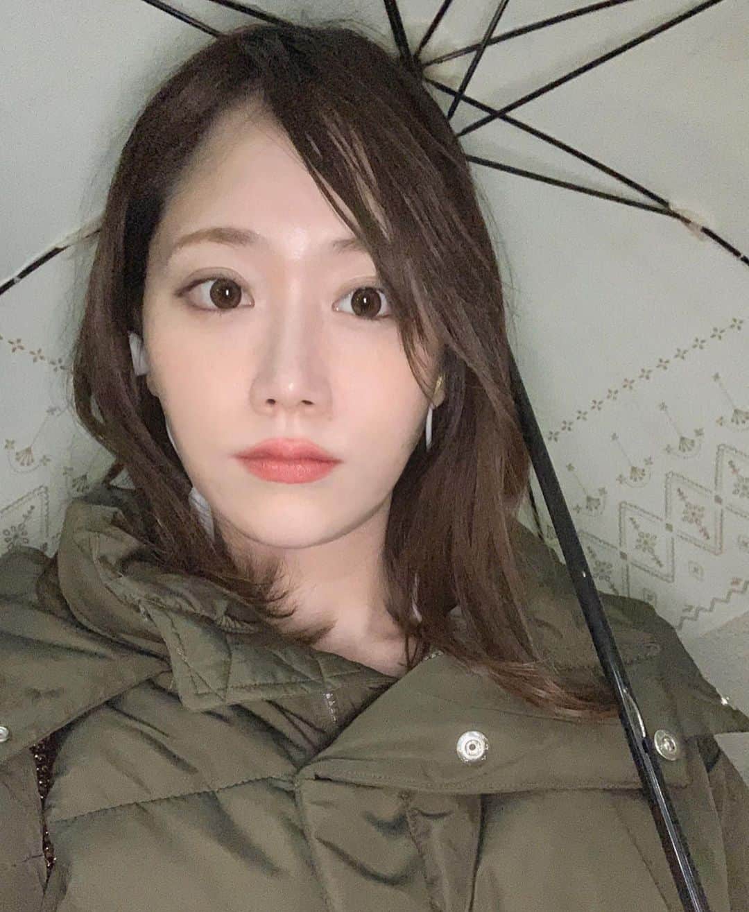 佐藤瀬奈さんのインスタグラム写真 - (佐藤瀬奈Instagram)「最近👶が重くなってきてまた肩こりやら何やら不調が出てきたので @kogao_seisakusho に駆け込み🏃‍♀️！！⠀ ⠀ 肩こりからくる顔のたるみや歪みも気になってたので今回は小顔矯正コースをお願いしました🙇‍♀️✨ ⠀ ここの施術はとにかく痛くなくて気持ち良い…🤤 今までゴリゴリバキバキ系の整体ばかり行ってた身からすると心配になるほど！笑 それなのに終わると毎回衝撃の変化を感じるから本当に感動ものなんです😭🙏✨⠀ ⠀ 今回は施術前後のサイズも測ったんだけど、なななんと…！ 横幅−0.9cm、頬骨サイド−1cm、エラ−1.7cm！！ (鏡で見せてもらいながらの計測だったから嘘じゃないよ😳！)⠀ ⠀ 骨ってこんなに痛みなしで動かせるものなの！？笑 これぞまさにゴッドハンド…👼！ もう見るからに顔の形が違うし、食いしばり癖のせいで張ってたエラもなくなった😭 すごすぎる〜😭✨✨⠀ ⠀ 肩のストレッチも教えて頂いたので家でちゃんとやらなければ！ あ〜年始からスッキリ✨ それにしても施術着がジェラピケで可愛かったな…🤤♡ ・ ・ ・ #整体#小顔製作所#小顔矯正#小顔アート#小顔マッサージ#骨盤矯正東京#マッサージ」1月7日 19時41分 - senapuu