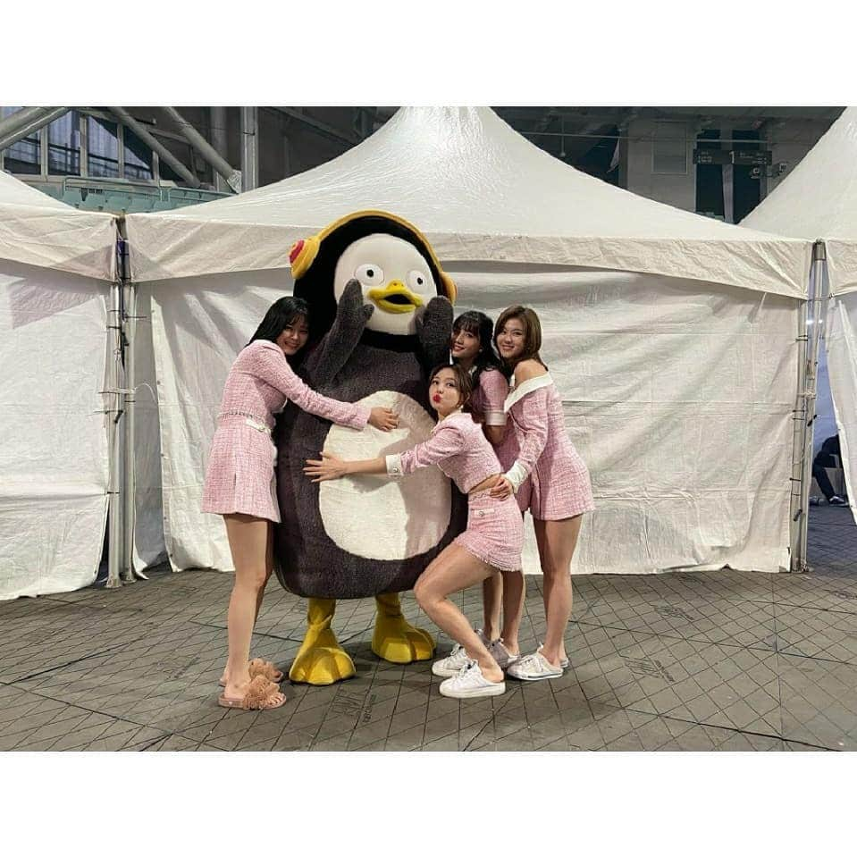 TWICEさんのインスタグラム写真 - (TWICEInstagram)「펭-하!」1月7日 14時16分 - twicetagram