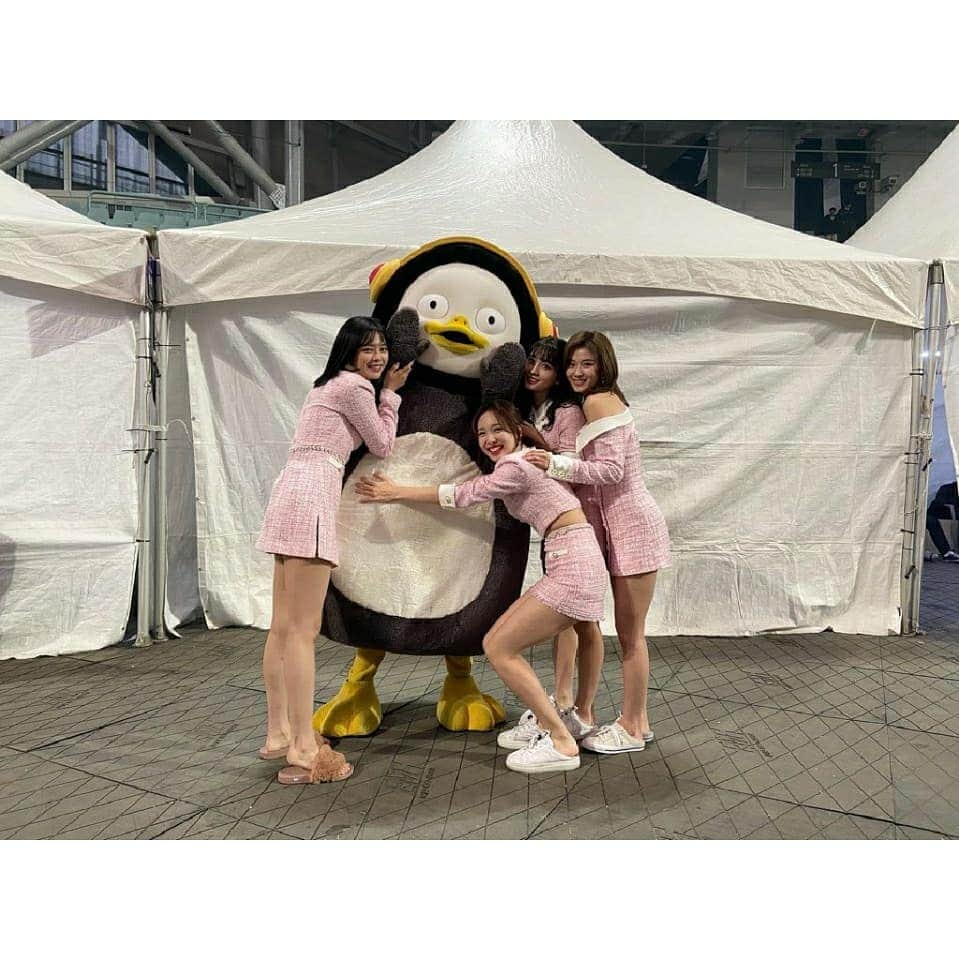 TWICEさんのインスタグラム写真 - (TWICEInstagram)「펭-하!」1月7日 14時16分 - twicetagram