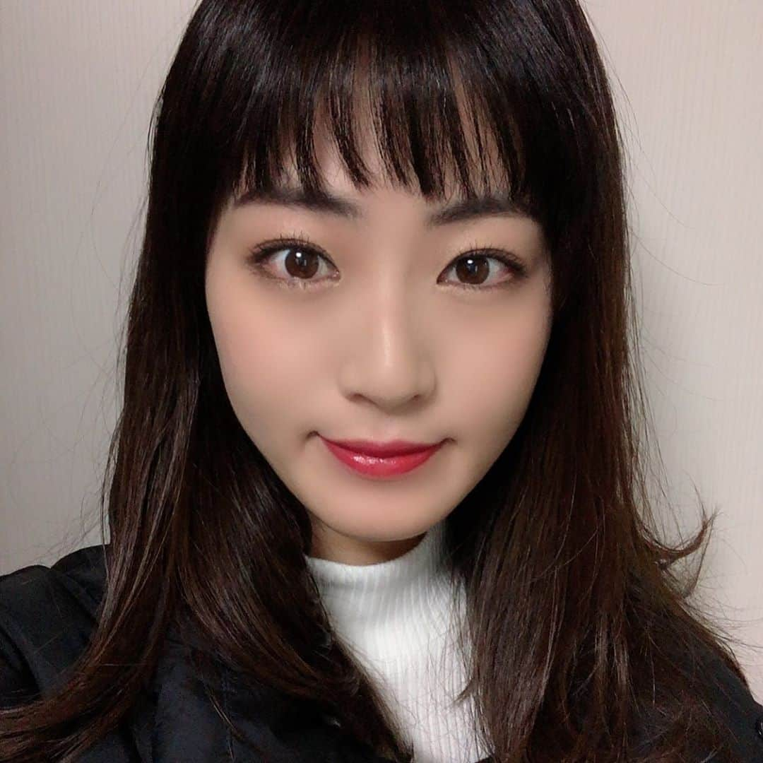 朝倉恵理子さんのインスタグラム写真 - (朝倉恵理子Instagram)「黒を着る日は赤リップを塗ると顔色が明るくなる気がします😊 最近はこの赤がマイブームです✨  @rimmellondon_jp のラスティングフィニッシュオイルティントリップ003💋  the 赤って感じの色です💄 ティントだけど唇が荒れないので気に入ってます💕  ただし色持ちはそんなにかな？ ストローとかコップにはめっちゃ付きますw 赤リップの宿命ですかね？  オン眉がだんだん伸びてきてジャス眉くらいになりました🙌  #コスメ #コスメ好きさんと繋がりたい　#赤リップ #黒髪 #プチプラコスメ」1月7日 14時24分 - erikkumasan126