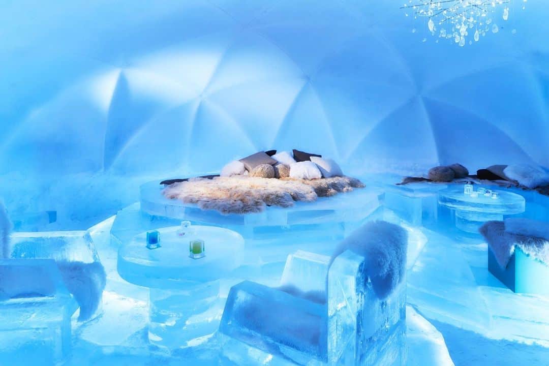 星野リゾートさんのインスタグラム写真 - (星野リゾートInstagram)「【全てが氷で造られた「氷のホテル」で宿泊体験】﻿ ﻿ Have a truly "cool" stay at Hoshino Resorts TOMAMU -- Ice Hotel invites all winter lovers to one-of-a-kind stay!﻿ ﻿ 北海道・占冠村は、1月～2月にかけて、最低気温が氷点下30度に達するほどに冷え込む地域です。この寒さを活かした体験として「星野リゾート　トマム」の氷の街「アイスヴィレッジ」には、氷のホテルが造られます。﻿ ﻿ 氷のホテルは、ドーム型の天井や壁、家具など全てが氷で造られています。このホテルは、氷のベッドや、白樺の森に囲まれた「氷の露天風呂」、「氷の湯上がり処」などを設えた氷の世界で宿泊体験ができる場所です。この冬からは、新たに氷の露天風呂で占冠村にある「湯の沢温泉」の温泉が楽しめるようになりました。﻿ ﻿ #HoshinoResorts #星野リゾート #Risonare #リゾナーレ #RisonareTomamu #リゾナーレトマム #Hokkaido #Tomamu #北海道 #トマム #北海道旅行 #JapaneseHotels #travelJapan #ig_Japan #MyTinyAtlas #JapanTravel #Tomamuthetower #トマムザタワー #氷のホテル #氷 #アイスヴィレッジ #Icevillage #icehotel」1月7日 14時27分 - hoshinoresorts.official