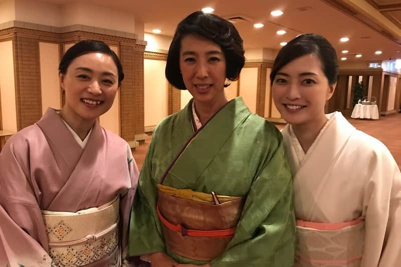 八木沼純子さんのインスタグラム写真 - (八木沼純子Instagram)「昨日は所属事務所の新年会「スポーツビズ2020 スポーツを力に」でした！ ふだんお会いできない所属アスリートの皆さん、文化人の皆さんとも親交を深められる唯一の会？！ そして普段お世話になっている仕事先の皆様、スポンサーの皆様とも改めて直接お礼や報告ができる会でもあります✨ 今回の新年会には、ビズや所属メンバーが関係している550人以上の方々がいらしてくださいました。 改めまして、今年もどうぞ宜しくお願いいたします！！ ・ ・ #スポーツビズの新年会 #いつも一言挨拶から #今年はゴルフ100ぎり？！ #どーだろうか #スケートも頑張ろう #お客様全部を回りきれなかった #また改めてお会いしたい #近年ビズ新年会はそれぞれ所属メンバーに名刺が配られます #名刺交換も #写真7枚目文化放送スポスタミックスゾーンの館谷はるるんとも #砂山アナウンサーとも名刺交換しました🤣 #本来選手にはあまり必要がないかもしれないけど #名刺交換からの交流が始まることも #なにごとも楽しめたら #いよいよ東京オリンピック」1月7日 14時29分 - junko_yaginuma