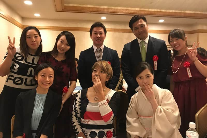 八木沼純子さんのインスタグラム写真 - (八木沼純子Instagram)「昨日は所属事務所の新年会「スポーツビズ2020 スポーツを力に」でした！ ふだんお会いできない所属アスリートの皆さん、文化人の皆さんとも親交を深められる唯一の会？！ そして普段お世話になっている仕事先の皆様、スポンサーの皆様とも改めて直接お礼や報告ができる会でもあります✨ 今回の新年会には、ビズや所属メンバーが関係している550人以上の方々がいらしてくださいました。 改めまして、今年もどうぞ宜しくお願いいたします！！ ・ ・ #スポーツビズの新年会 #いつも一言挨拶から #今年はゴルフ100ぎり？！ #どーだろうか #スケートも頑張ろう #お客様全部を回りきれなかった #また改めてお会いしたい #近年ビズ新年会はそれぞれ所属メンバーに名刺が配られます #名刺交換も #写真7枚目文化放送スポスタミックスゾーンの館谷はるるんとも #砂山アナウンサーとも名刺交換しました🤣 #本来選手にはあまり必要がないかもしれないけど #名刺交換からの交流が始まることも #なにごとも楽しめたら #いよいよ東京オリンピック」1月7日 14時29分 - junko_yaginuma