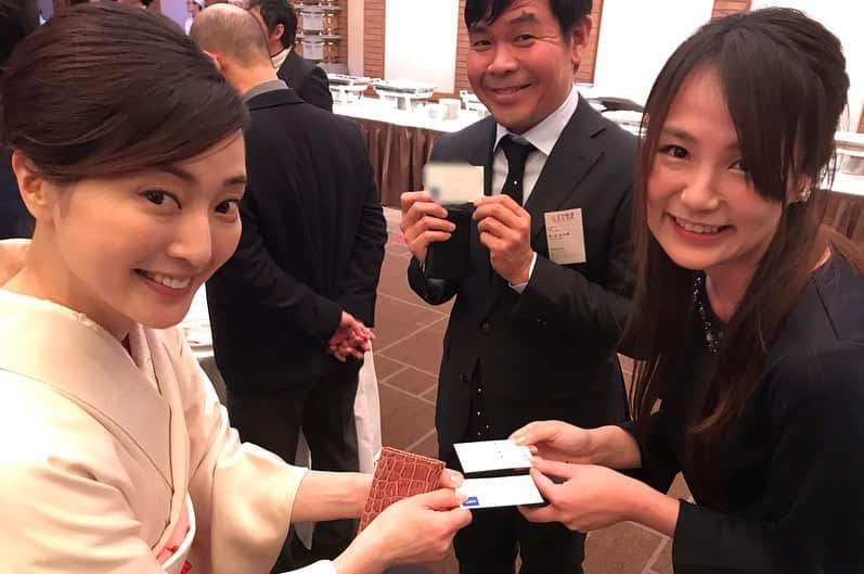 八木沼純子さんのインスタグラム写真 - (八木沼純子Instagram)「昨日は所属事務所の新年会「スポーツビズ2020 スポーツを力に」でした！ ふだんお会いできない所属アスリートの皆さん、文化人の皆さんとも親交を深められる唯一の会？！ そして普段お世話になっている仕事先の皆様、スポンサーの皆様とも改めて直接お礼や報告ができる会でもあります✨ 今回の新年会には、ビズや所属メンバーが関係している550人以上の方々がいらしてくださいました。 改めまして、今年もどうぞ宜しくお願いいたします！！ ・ ・ #スポーツビズの新年会 #いつも一言挨拶から #今年はゴルフ100ぎり？！ #どーだろうか #スケートも頑張ろう #お客様全部を回りきれなかった #また改めてお会いしたい #近年ビズ新年会はそれぞれ所属メンバーに名刺が配られます #名刺交換も #写真7枚目文化放送スポスタミックスゾーンの館谷はるるんとも #砂山アナウンサーとも名刺交換しました🤣 #本来選手にはあまり必要がないかもしれないけど #名刺交換からの交流が始まることも #なにごとも楽しめたら #いよいよ東京オリンピック」1月7日 14時29分 - junko_yaginuma