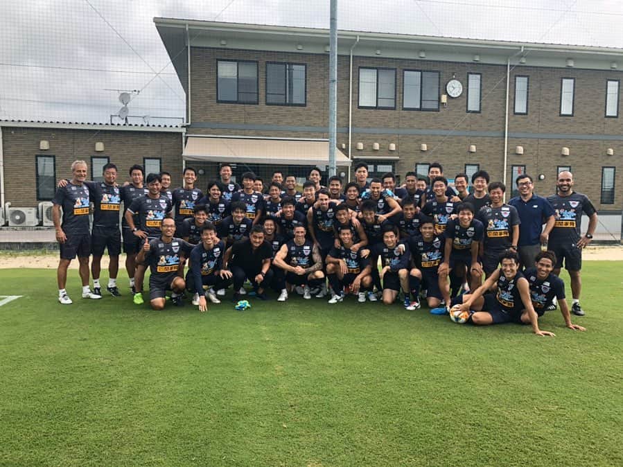 石川啓人のインスタグラム：「・ サガン鳥栖に関わる全ての皆さま、こんにちは。 どんな時でも変わらず熱い応援ありがとうございます。 今シーズンは自分にとって初めてサガン鳥栖ではないクラブでプレーすることになりました。今まで育てて頂いたクラブ、支えてくださったサポーターの皆さんに恩返しできるように、しっかり活躍して戻ってきたいと思っています。 ロアッソ熊本は鳥栖から近いですし、これからも応援よろしくお願いします。  #サガン鳥栖」