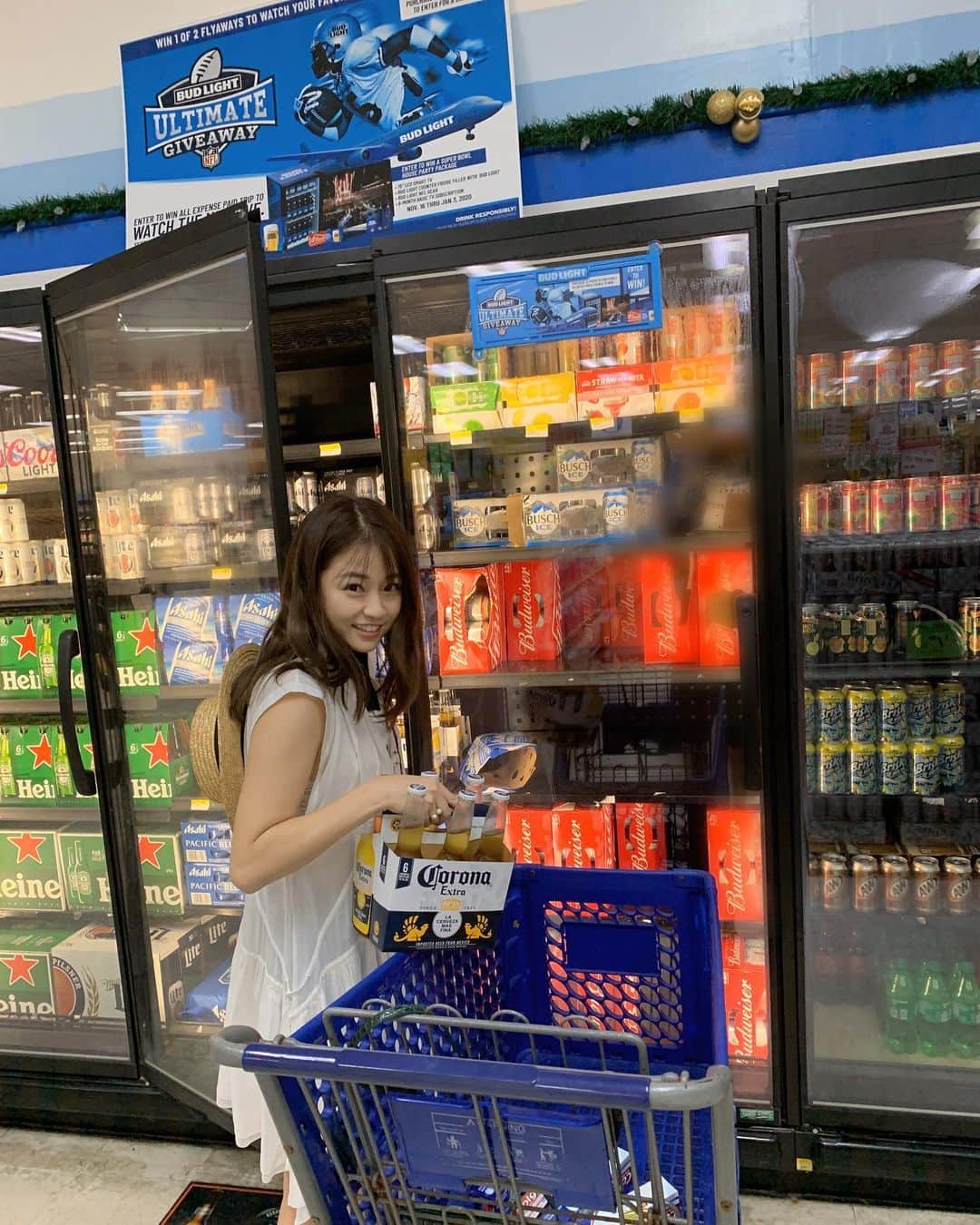 島田晴香さんのインスタグラム写真 - (島田晴香Instagram)「海外のmarket行くと やたらカート🛒をおしたくなる🥺❤︎ そして、ビール🍻が飲みたくなる☺︎笑  ちなみに ビールはHeineken派 ポテチはサワークリーム派 です。  #saipan」1月7日 14時47分 - shimadadesu_official