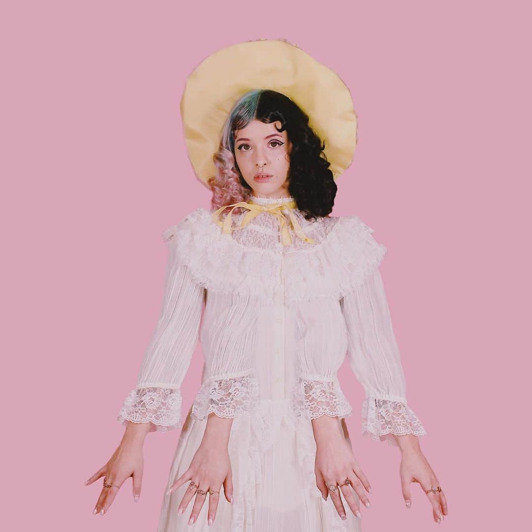 メラニー・マルティネスのインスタグラム：「👼🏼here if you need a helping hand👼🏼」