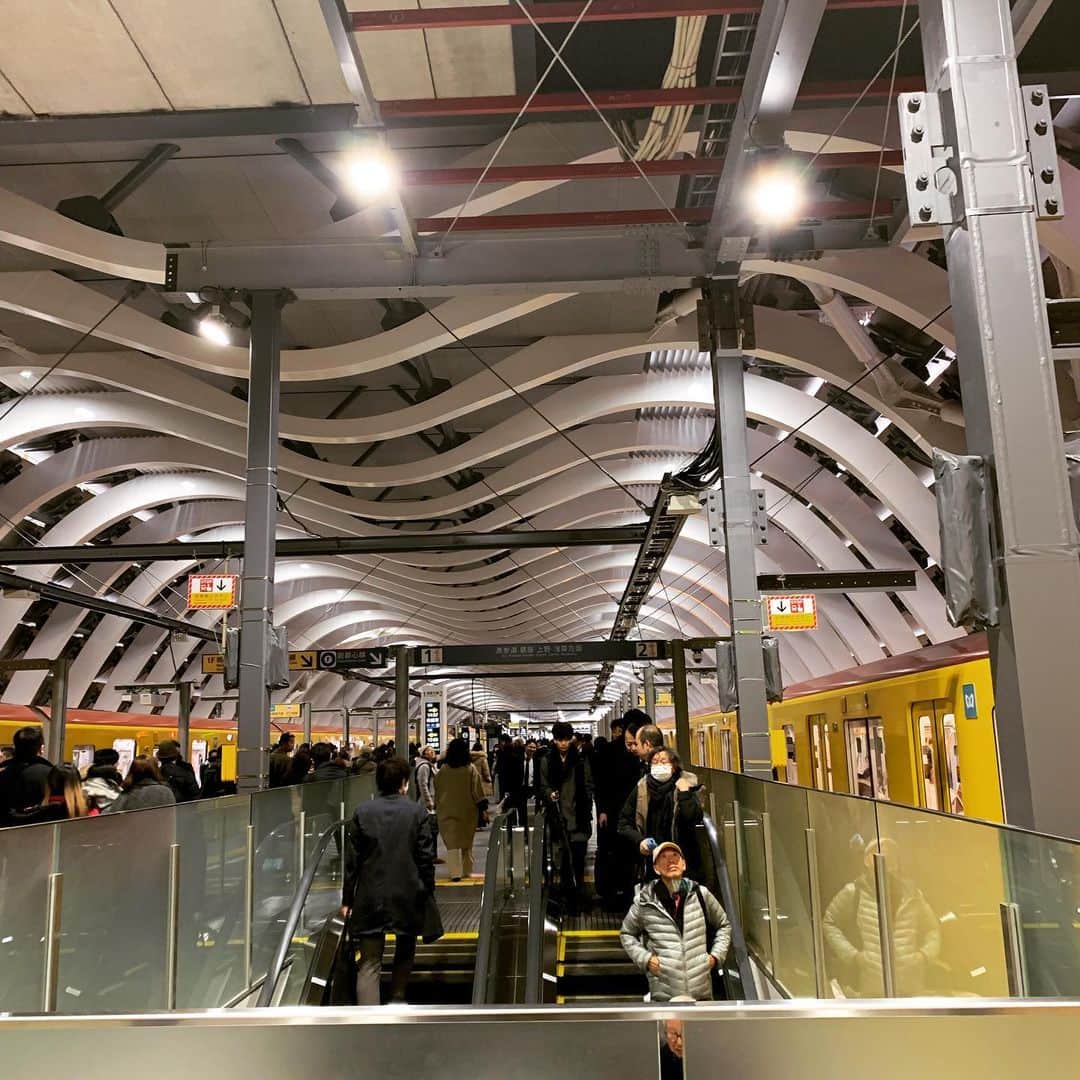 サウンドマンさんのインスタグラム写真 - (サウンドマンInstagram)「初の銀座線新渋谷駅利用しました。 なんか、前の東横線ホームを連想、 以前ほどではないが、銀座線→東横線の乗り換えが楽になったのは良しですね。 #渋谷駅 #新銀座線渋谷駅  #shibuya」1月7日 15時07分 - soundman.jp