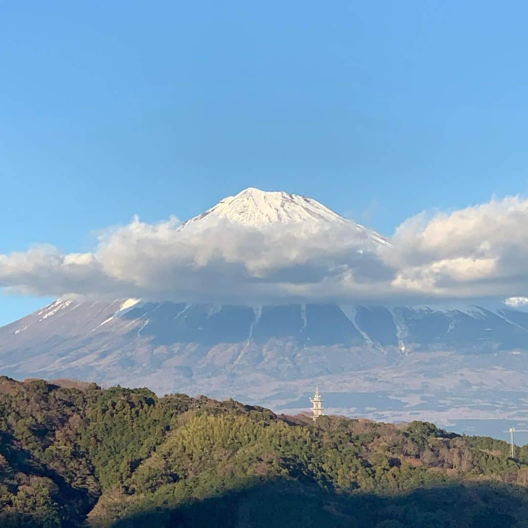 矢島舞美さんのインスタグラム写真 - (矢島舞美Instagram)「. 大迫力の富士山♡ 夕陽に照らされる富士山も綺麗✨ 縁起が良いね♡ . 毎年恒例の久能山東照宮に行った時に撮った写真だよ(^-^)♡ 久能山に行く日はいつも晴れてる♪ . . #矢島舞美#久能山東照宮」1月7日 15時01分 - maimiyajima_official_uf