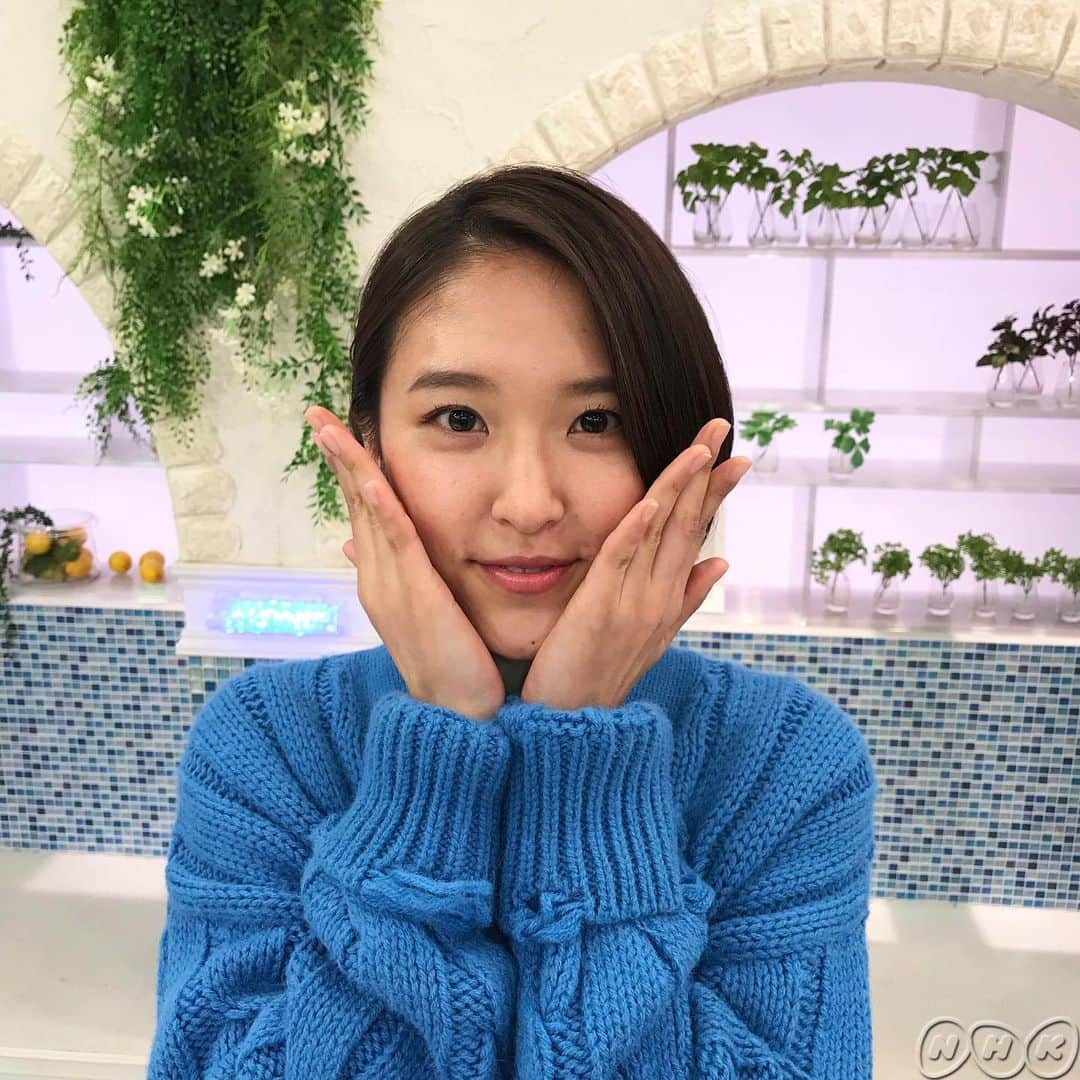 あさイチさんのインスタグラム写真 - (あさイチInstagram)「お正月、だらだら過ごしていると、気づくと首回りにお肉が！﻿ そこでバイバイ二重あご👋👋👋﻿ 撃退法をご紹介！ ﻿ ﻿ 👉1枚目【顔筋トレ】﻿ 首回りのお肉を引き締め、フェイスラインを引き上げる魔法の言葉は…﻿ 「ウー イー ニー ギュー」﻿ we need 🐂❤️﻿ ×3回を3セット 週2で🆗 ﻿ ﻿ 👉2、3枚目【二重あごを隠す㊙️写真テク】﻿ 📸話題の「パプリカ」の花が咲くポーズ🌸﻿ 📸泡でできたピストルをイメージして、ふわふわピストルポーズ🔫﻿ ﻿ ﻿ #二重あご #撃退 #顔筋トレ #写真テク #🤳 #島崎和歌子 さん﻿ #岩尾望 さん﻿ #副島淳 さん﻿ #近江友里恵 アナ﻿ #nhk #あさイチ #8時15分から」1月7日 15時02分 - nhk_asaichi