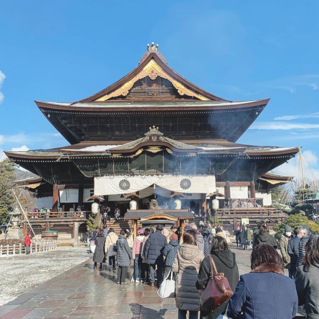 百瀬俊介のインスタグラム：「朝一、北陸新幹線で長野へ🚄🍎🏔 澄んだ空気に骨の芯まで冷える寒さ🥶🥶🥶 鼻水がとまらんよ〜😅 今年の初詣は善光寺で参拝🙏🙏🙏 我が社コネクトの繁栄とスタッフ・家族一人一人の健康を祈りながら2020年は幸先の良いスタートを踏み出すことができました！ 気を引き締めて今年も様々な挑戦に向けて一瞬懸命頑張ります。 #善光寺 #初詣 #健康第一 #コネクト株式会社 #一瞬懸命」